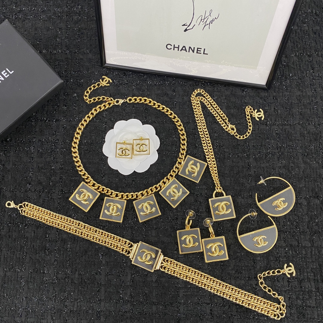 编码E2184   
🛍香奈儿耳钉热销款爆上新🆕🆕🆕 一致zP
😎CHAN 23 亚克力方块双C耳环
🤑