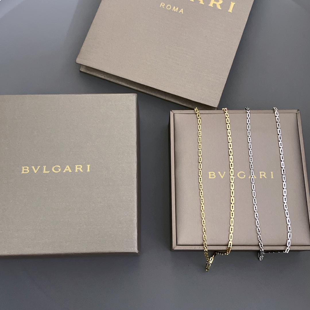 NO:635224,88650【Baochao Heavy Industry Handmade Necklace】Z 9w+, same style as Lisa, Liu Yifei and Zhao Lusi!  Heavyweight recommendation, the most abnormal workmanship in history →_→ necklace!  Cherish, Z 18K gold, you can contact customer service to customize the real gold version!  The original version comes with a matching pendant. Our separate chain can be matched with any Baojia cylindrical pendant at home. Wearing it on a separate chain is more simple and fashionable!  Super recommended!  Our Seiko version of sterling silver electroplated with 18k gold is in stock!  Pure silver, the material supports the identification of any authoritative organization. Two words describe the craftsmanship of this necklace, that is 'abnormal'. First, the silver is made into a small abnormal shape, and then the very multi-faceted abnormal shape particles are assembled by hand one by one, because each one must be tightly connected.  Therefore, you have to ensure that each abnormally shaped particle has a perfect cross-section angle in order to be perfectly connected. There are smaller connectors in the middle of each accessory to assemble such a necklace. Basically, you cannot make a few pieces in a day. It can be said that the construction period of making a finished product like this is the same as making a gold product!  Each item must have a delivery period of 10 days!  Moreover, the specially customized buttons and detailed engravings are clearly and perfectly presented!  It’s in stock now, please cherish it!  Moreover, the craftsmanship of this invincible heavy industry is not difficult to do, and it is not fast at all!  If you want something fast and don’t require quality workmanship, don’t place an order!  If you go to other stores, they still want to order in batches. Sorry, they can’t mass-produce them, so they all have to be customized!  ,,necklace,pure silver,Cardia high-end jewelry1986090988650【宝超重工手工项链】 Z 9w+,lisa,刘亦菲,赵露思同款！重量级推荐,史上第一做工超变态→_→项链！珍惜,Z 18K金,可联系客服定制真金版本！原版有搭配吊坠,我们单独链条可以随意搭配家里的任意宝家圆筒吊坠,单独链条佩戴更简约大气时尚！超级推荐！我们精工版纯银电镀18k金材质.现货！纯银,材质支持任何权威机构鉴定,两个字形容这款项链的工艺,那就是【变态】,首先把银子做成一小颗那种变态的形状再把这样一颗一颗非常多面的变态形状颗粒,再一粒一粒手工组装起来,因为必须一颗紧扣一颗,因此你得确保每一颗变态形状的颗粒,必须切面角度非常完美,才能完美衔接起来.每一颗配件中间还是更细小的连接件组装这样一条项链,基本一天做不出来几条,可以说,做一条这样的成品跟做一条金货的工期周期一样样！每一条都必须是10天的货期！而且特别定制的扣子跟足zp细节刻字清晰完美呈现！现在有现货,请珍惜！而且,这个无敌重工,工艺不是一般的难做,完全做不快！要快的不要求质量做工的,千万别下单！移步其他家,还有要批量的,不好意思,也量产批量不出来,都得订制的！,,necklace,pure silver,卡迪亚高端饰品,Jewelry