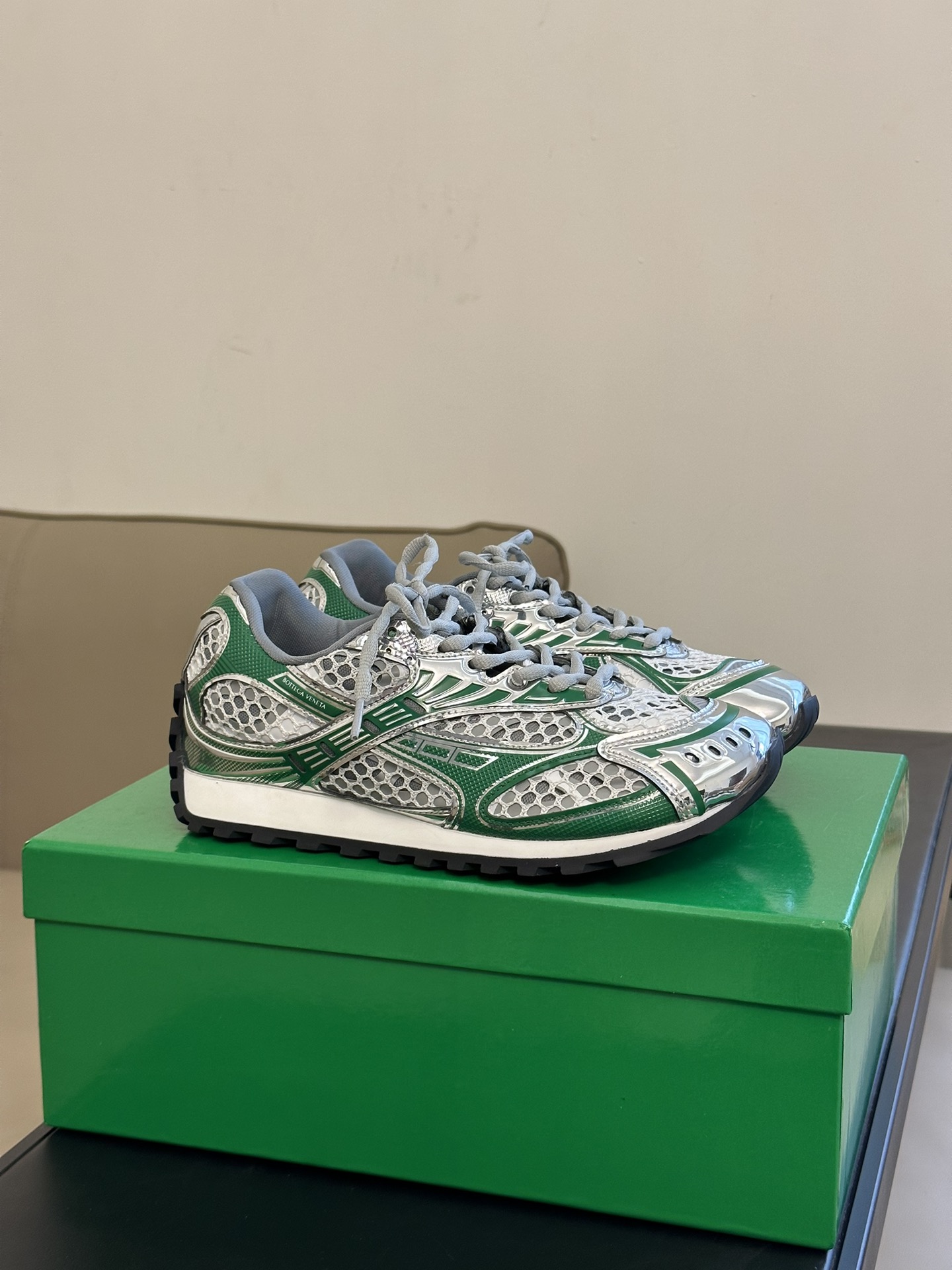 NO:613404,Male # insert new color # bvss24 Bottega Veneta new shoes Orbit sneakers, couple style, really too. Retro sneakers worn by Wang Yibo, Zhou Liangtong, Mika and many other stars. Orbit is a new shoe style launched by Bottega Veneta. Among the four colors, the lines of the shoe body and the mesh woven upper are well integrated, and the positioning is comfortable and casual with exquisite details. Among the retro silver shoes, Orbit's silver color is the most eye-catching I have seen. This time I stand for the silver and black colors. Top quality couple size 35-45, casual shoes/sports shoes, Bottega Veneta, Bottega Veneta, sneakers19860909男#插播新色# bvss24 Bottega Veneta 新款鞋 Orbit运动鞋 情侣款,真的太 王一博、周兩彤、米卡等多位明星上脚的复古运动鞋 Orbit 是 Bottega Veneta推出的全新鞋款. 四个配色当中,鞋身的线条和网纱编织鞋面都融合的很好,定位舒适休闲也不乏精致的细节.在一众复古银色鞋子当中,Orbit的白银配色是我见过比较吸睛的了,这波我站白银和黑配色. 顶级精品情侣size 35-45,休闲鞋/运动鞋,bottega veneta,bottega veneta,sneakers,Women's Shoes