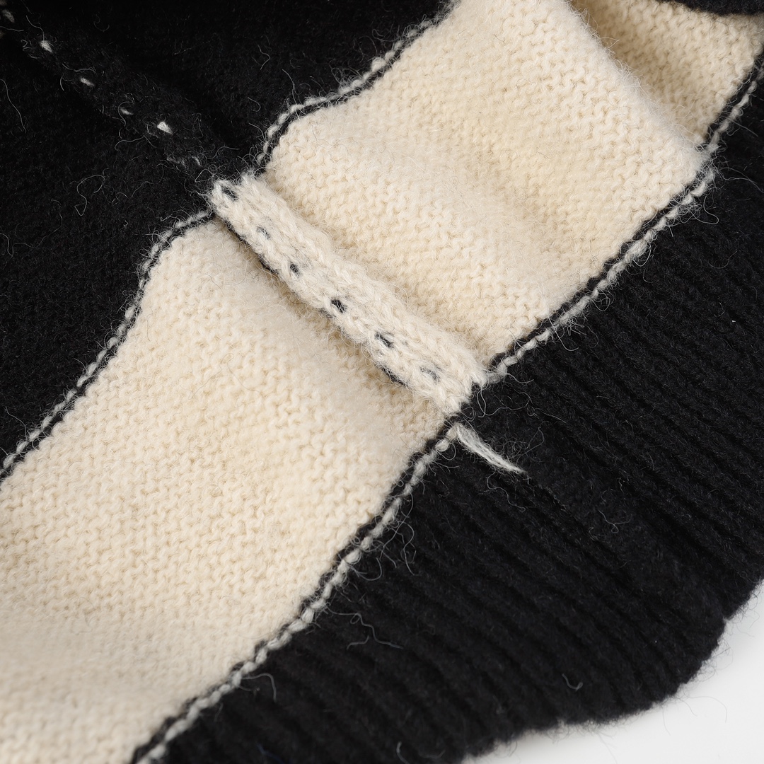 Balenciaga Sweaters with Embroidered Logo: Mahi Hair Process, Black & White, Original Capacitor - 图片 7