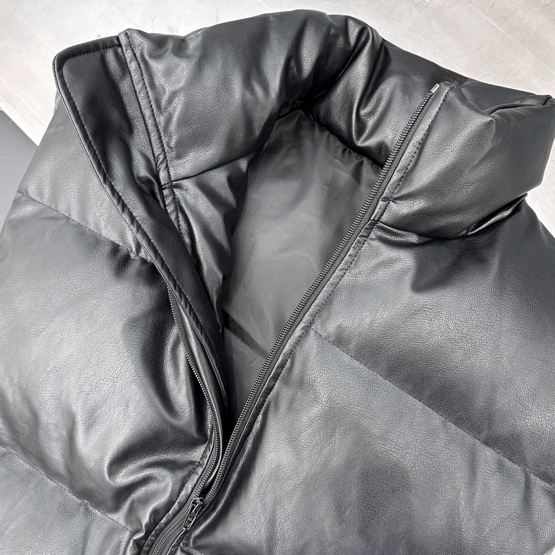 🌾巴黎 ｜ 新款羽绒马甲，经典刺绣标，环保pu仿皮面料，90白鹅绒填充，男女同款，尺码sml