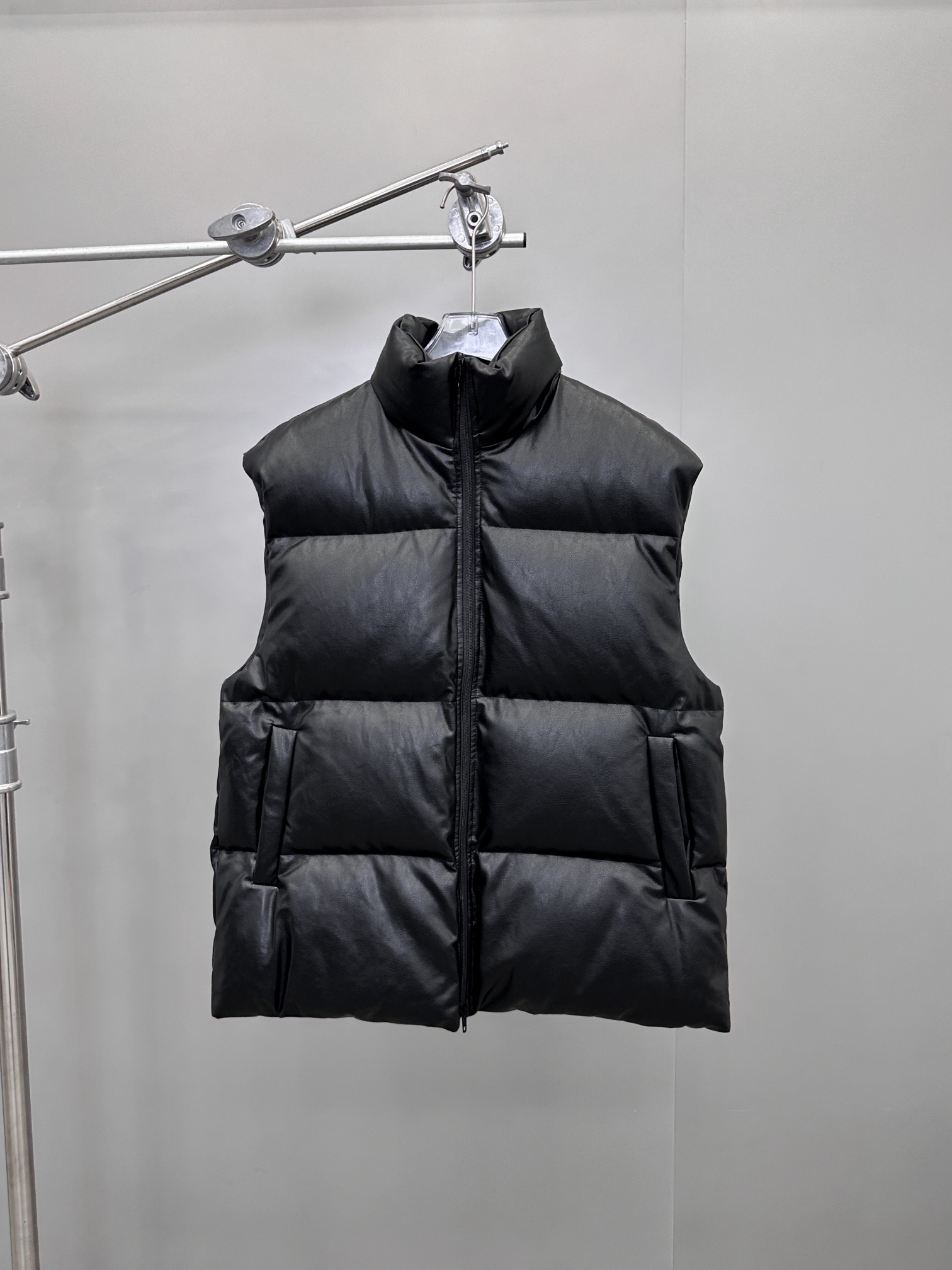 🌾巴黎 ｜ 新款羽绒马甲，经典刺绣标，环保pu仿皮面料，90白鹅绒填充，男女同款，尺码sml