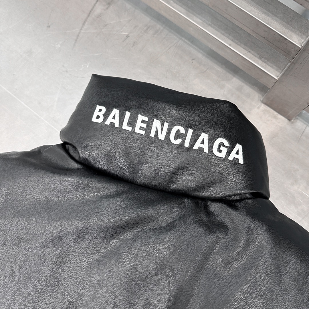 🌾巴黎 ｜ 新款羽绒马甲，经典刺绣标，环保pu仿皮面料，90白鹅绒填充，男女同款，尺码sml