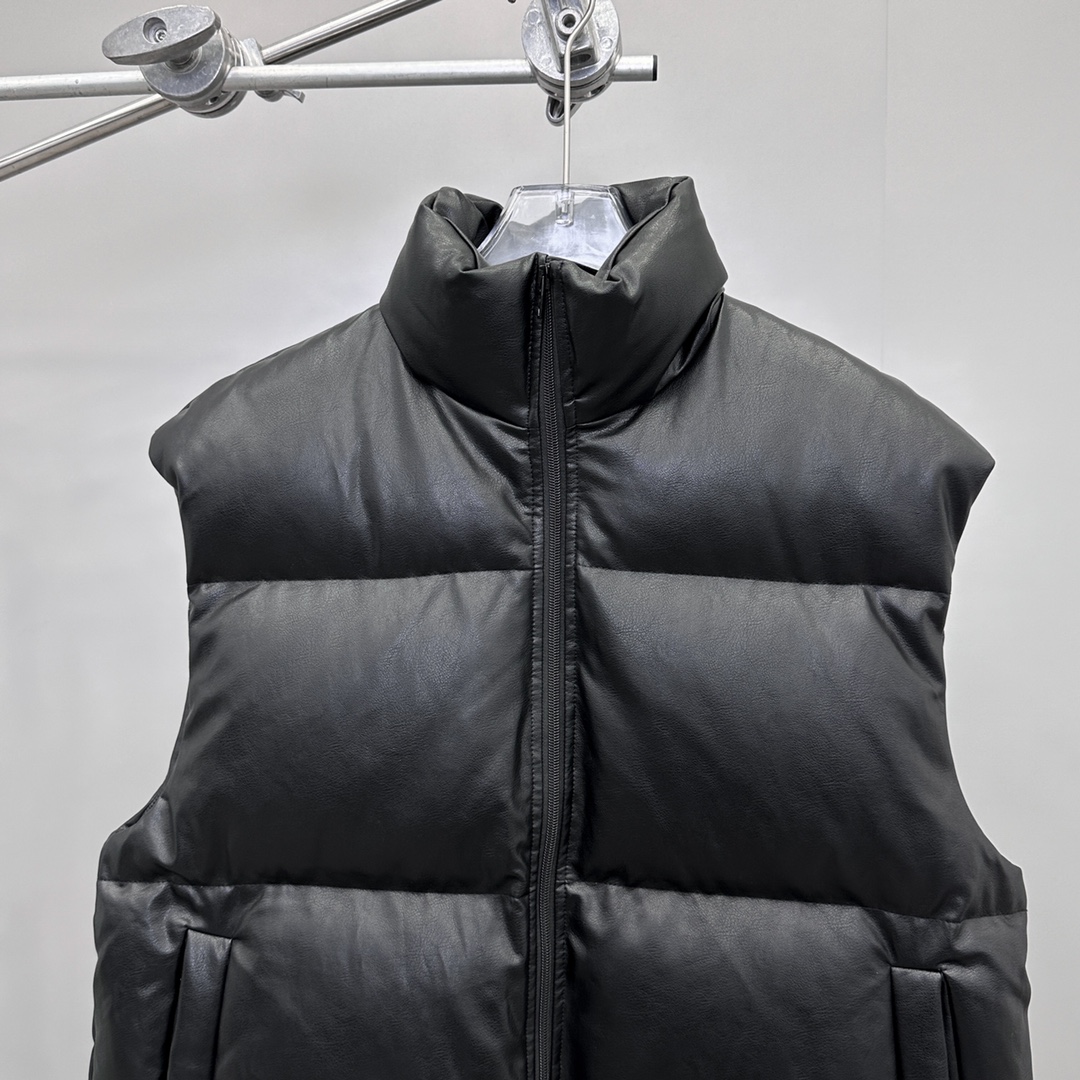 🌾巴黎 ｜ 新款羽绒马甲，经典刺绣标，环保pu仿皮面料，90白鹅绒填充，男女同款，尺码sml