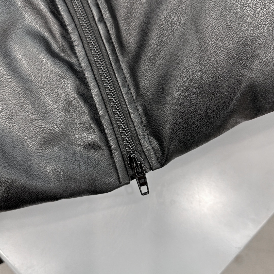 🌾巴黎 ｜ 新款羽绒马甲，经典刺绣标，环保pu仿皮面料，90白鹅绒填充，男女同款，尺码sml