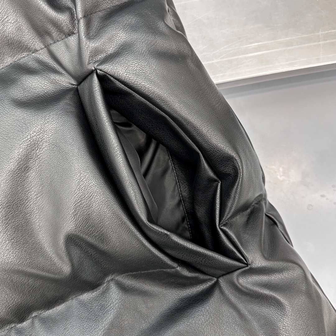 🌾巴黎 ｜ 新款羽绒马甲，经典刺绣标，环保pu仿皮面料，90白鹅绒填充，男女同款，尺码sml