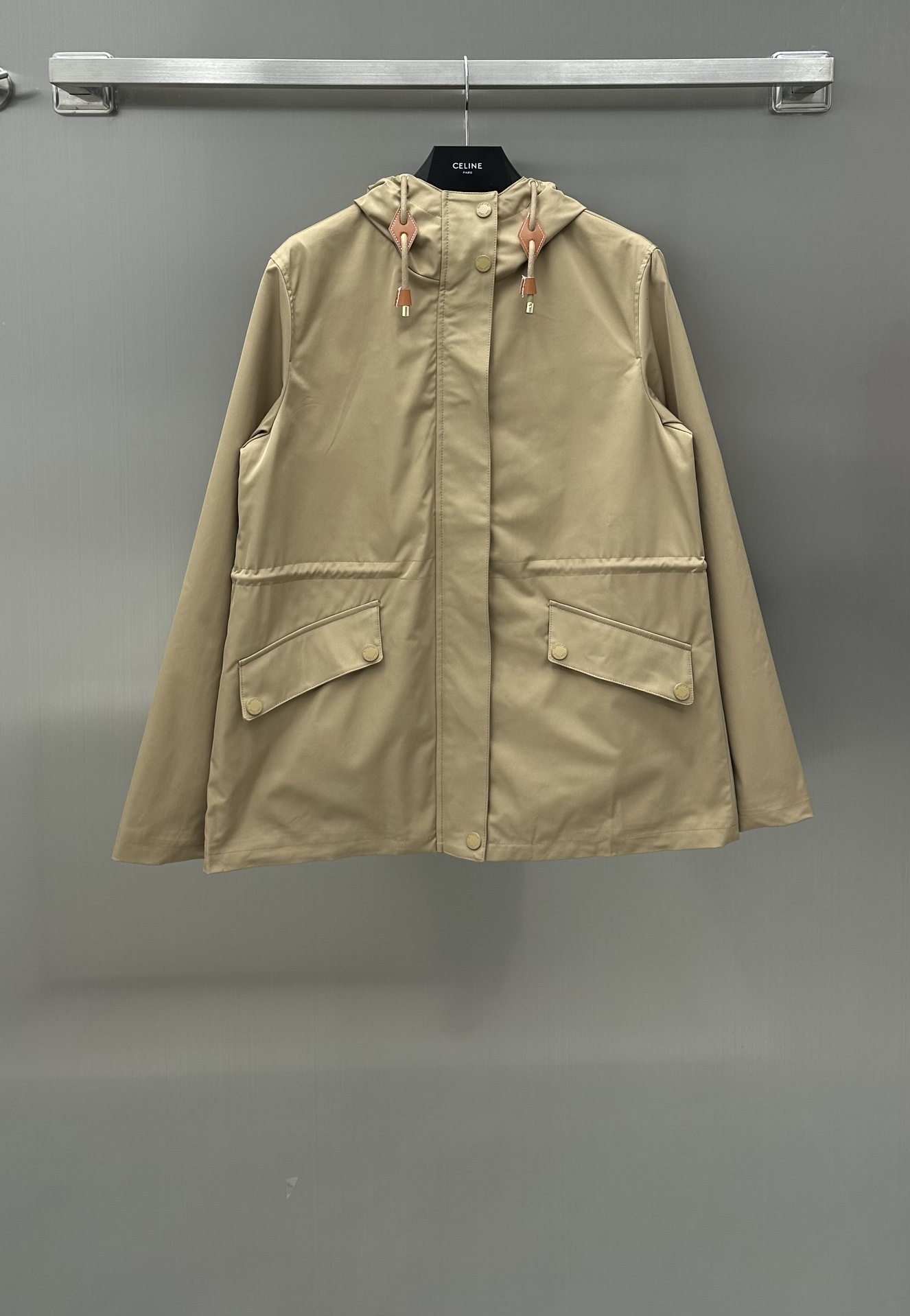 NO:696756,Bur BBR* New arrivals. Mid-length hooded windbreaker jacket. Customized YB imported windbreaker material. Waisted hooded mid-length windbreaker jacket. A must-have for autumn and winter. Customized hardware and leather tags to embellished ready-to-wear. Classic, fashionable and timeless versatile item. The hooded design is different from the regular windbreaker style. Classic and casual. Diagonal side pocket decoration at the hem. Hidden belt waist design. Loose and slim style can be switched at will. Clean and neat silhouette. Lined plaid design. High-end fashion. Black versatile temperament.  Khaki classic and fashionable high version 2 colors,,burberry,jackets & coats,hats,19860909Bur BBR* 新品上架中长款连帽风衣外套定制YB进口风衣材质 收腰连帽中长款风衣外套 秋冬必备款 定制五金皮牌点缀成衣 经典时髦不过时的百搭单品 连帽设计区别于常规风衣版型 经典休闲 下摆斜侧口袋装饰 隐藏式腰带收腰设计 宽松修身风格随意切换 版型干净利落 内衬格纹设计 高级时髦 黑色百搭气质 卡其色经典时髦 高版本2色,,burberry,jackets & coats,hats,,Women's clothing