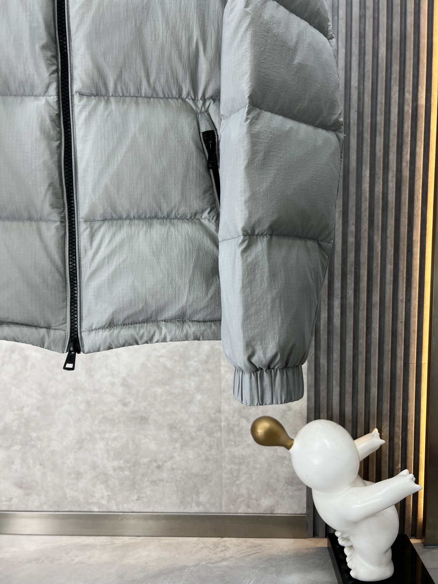 ， Moncler 蒙口 新 M家最新款羽绒服，填充90%白鸭绒 冬季防风效果相当的好 8级抗寒 凸显质