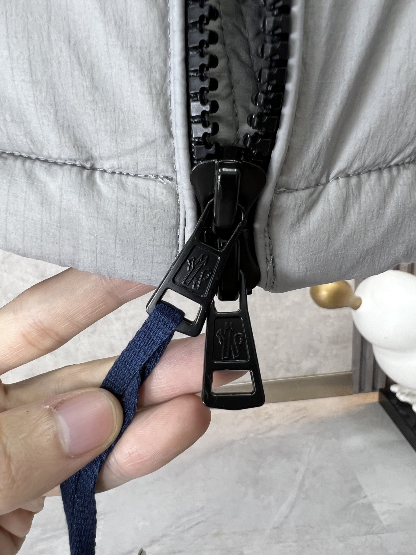 ， Moncler 蒙口 新 M家最新款羽绒服，填充90%白鸭绒 冬季防风效果相当的好 8级抗寒 凸显质
