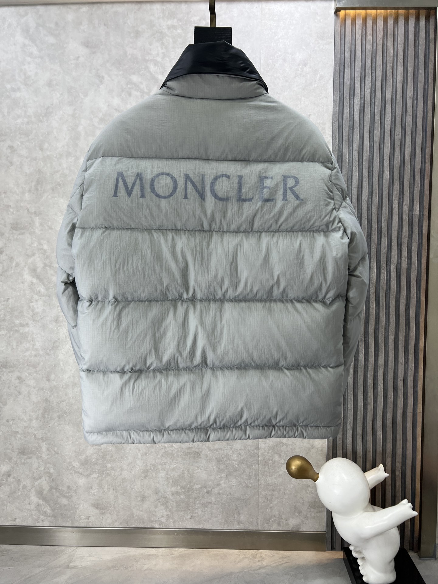 ， Moncler 蒙口 新 M家最新款羽绒服，填充90%白鸭绒 冬季防风效果相当的好 8级抗寒 凸显质