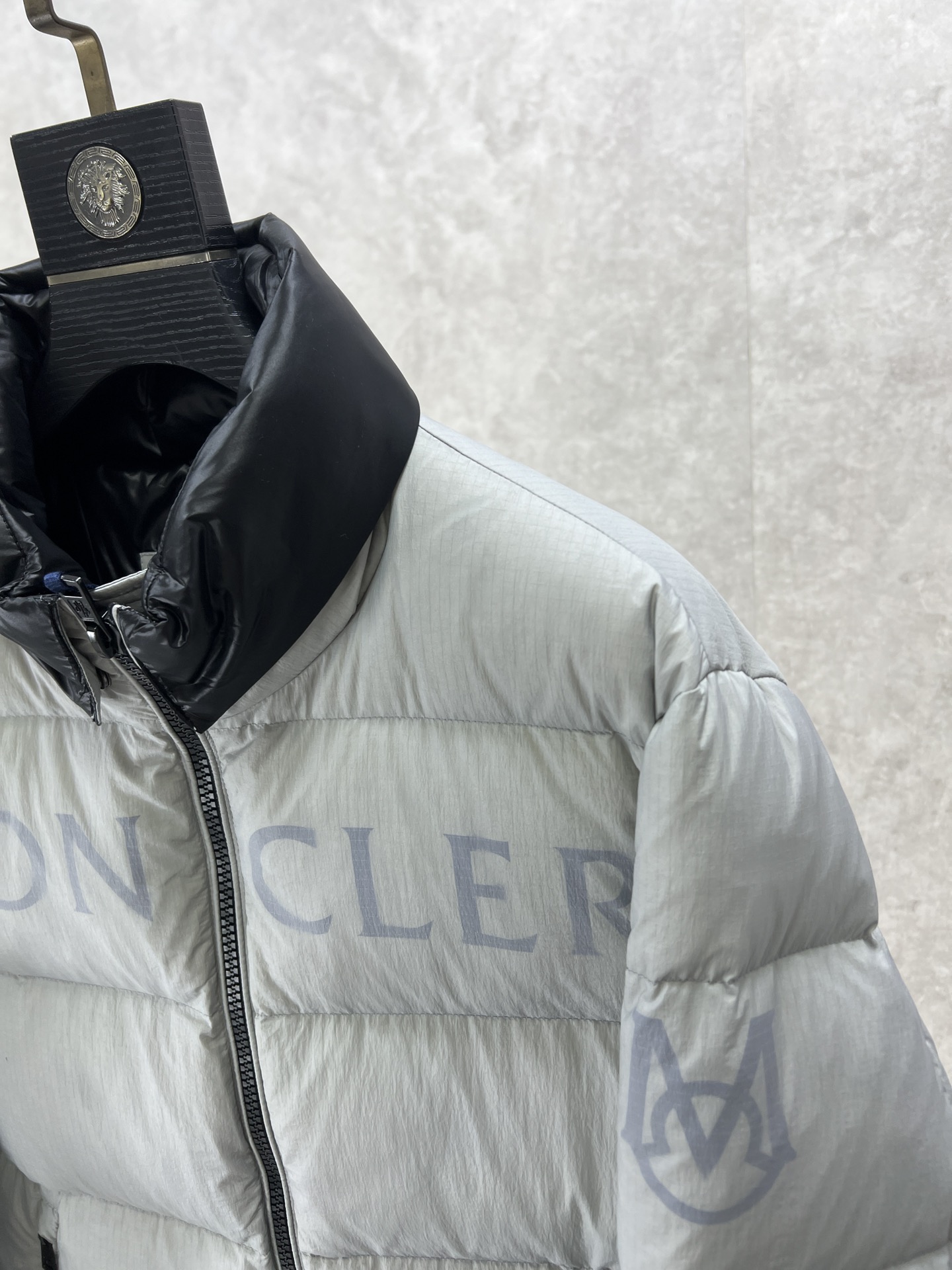 ， Moncler 蒙口 新 M家最新款羽绒服，填充90%白鸭绒 冬季防风效果相当的好 8级抗寒 凸显质