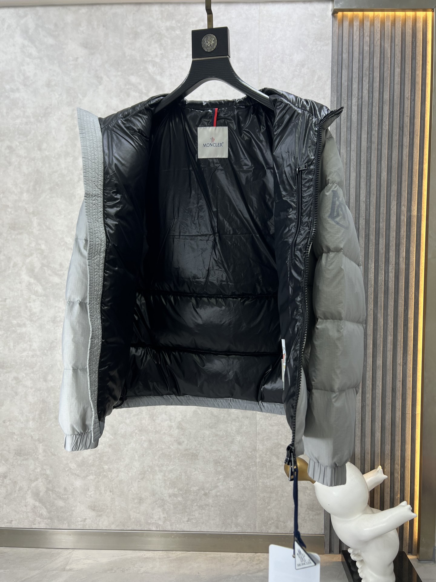 ， Moncler 蒙口 新 M家最新款羽绒服，填充90%白鸭绒 冬季防风效果相当的好 8级抗寒 凸显质