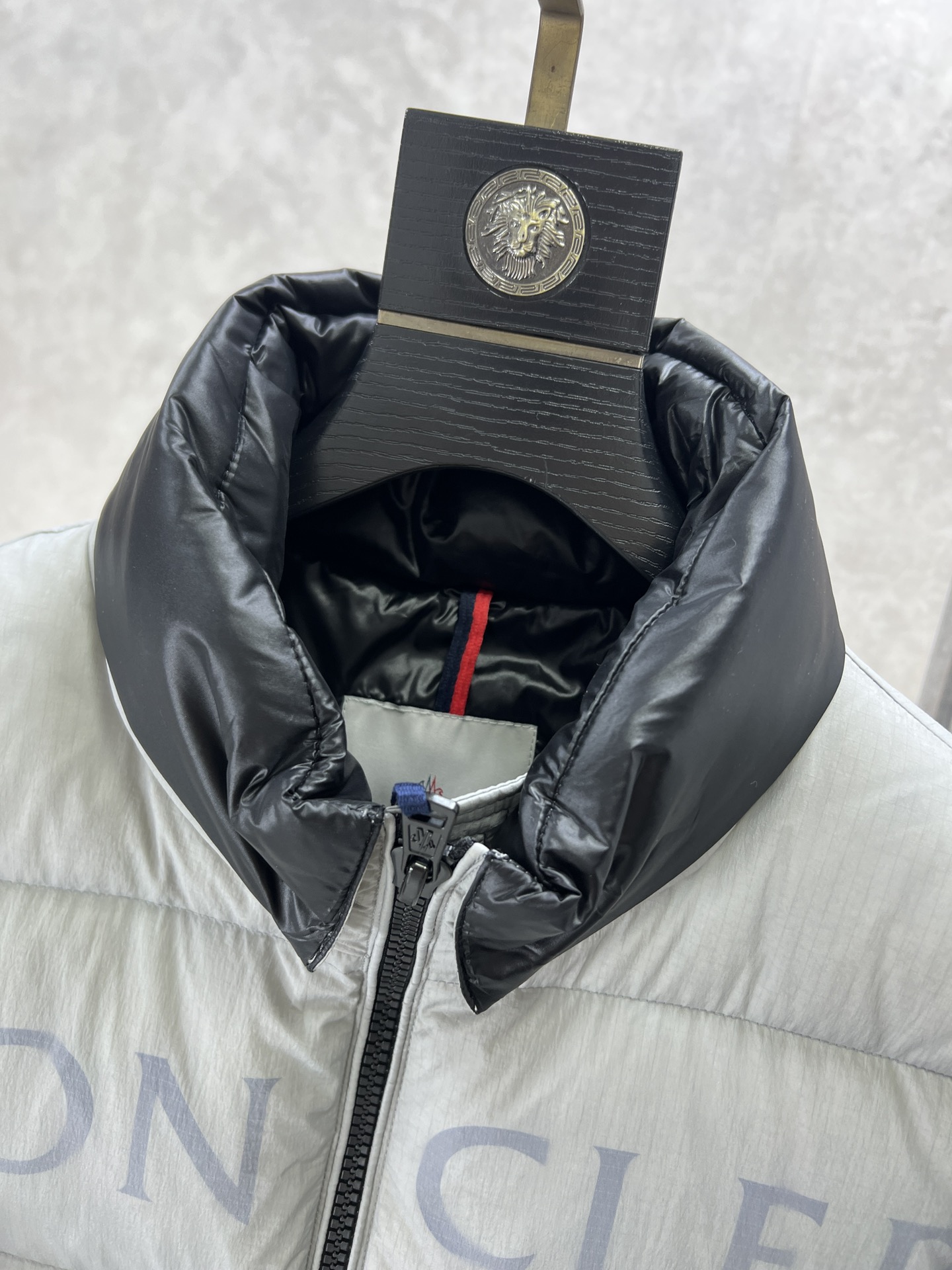 ， Moncler 蒙口 新 M家最新款羽绒服，填充90%白鸭绒 冬季防风效果相当的好 8级抗寒 凸显质