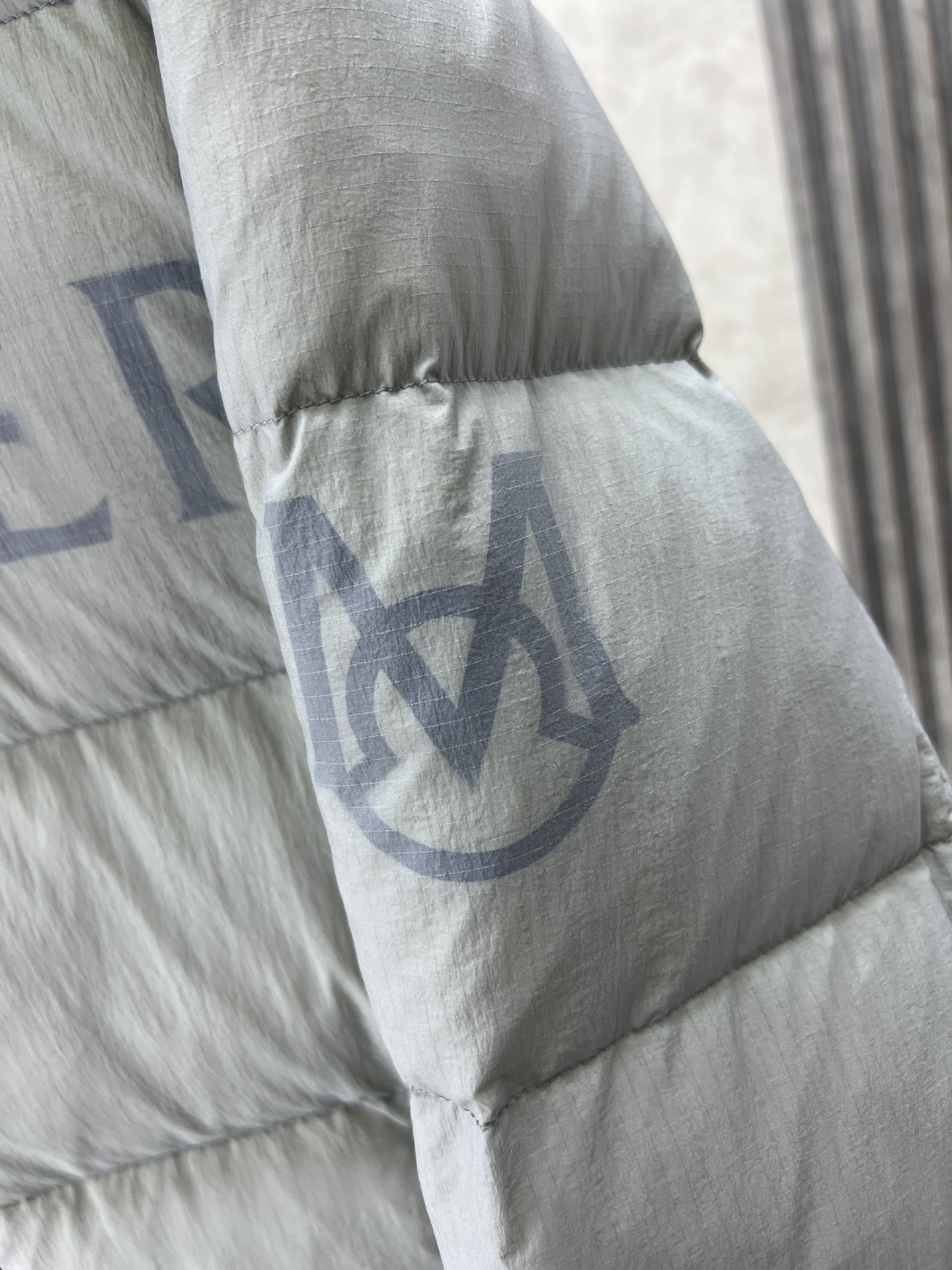 ， Moncler 蒙口 新 M家最新款羽绒服，填充90%白鸭绒 冬季防风效果相当的好 8级抗寒 凸显质
