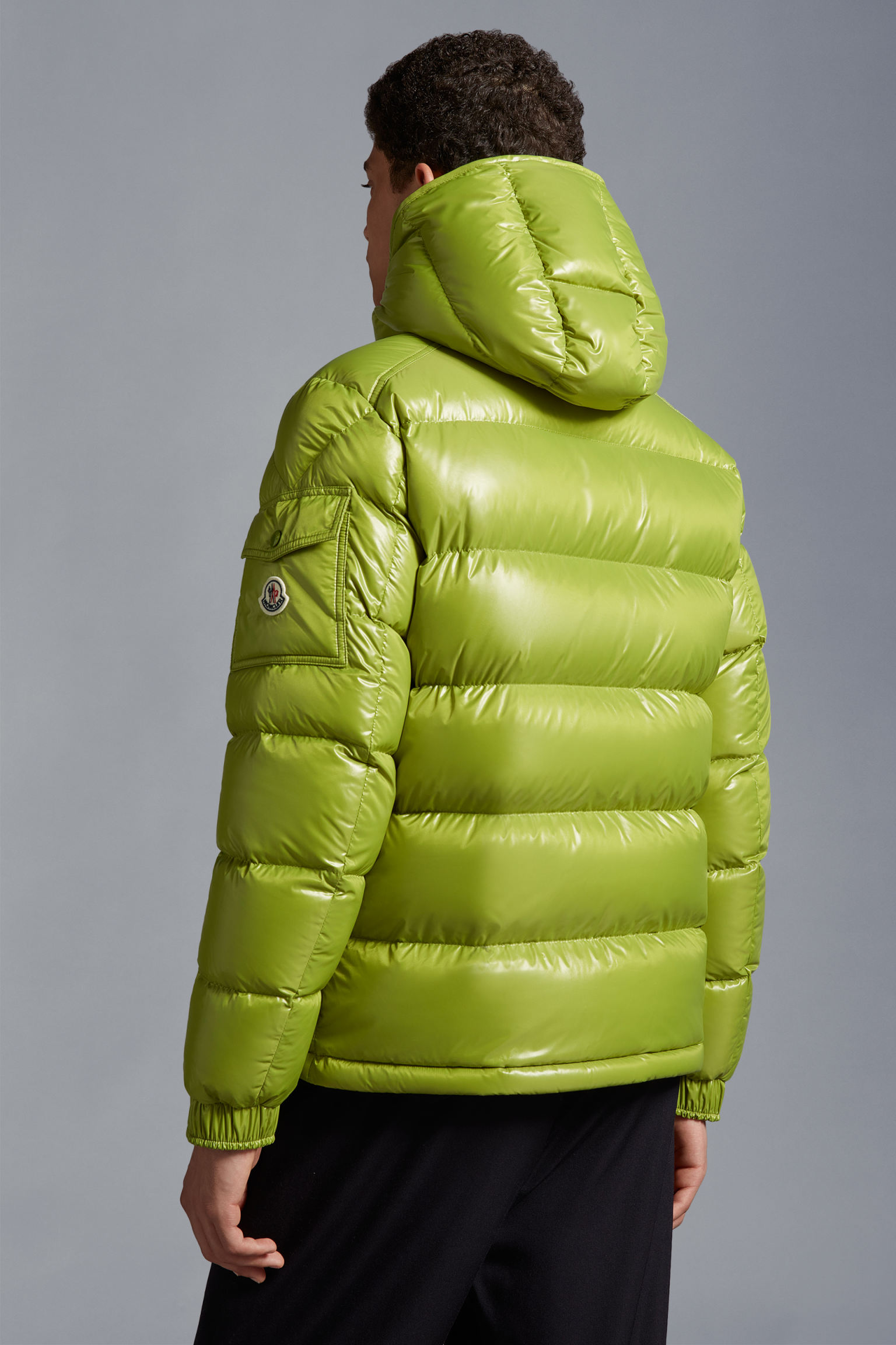 MAYA玛雅 苹果绿 [强] 人气臻品
Moncler Maya短款羽绒夹克是Moncler经典单品，造型款式具有强烈辨识度。采用漆面尼龙制成，，

材料工艺解析：
1⃣原版Nfc感应式防伪芯片
2⃣国标95%纯白鸭绒，市面独家使用顶级羽绒，绝不吹虚鹅绒等一系列的错误理解
3⃣ 面料: 100% 锦纶; 里料: 100% 锦纶 ，市面最顶级没有之一，一切遵照原版定制。
4⃣原代加工厂出品电镀五金，全部原厂定制，非市场各类复刻版
原装拉链头。可对比正品。
码数1 2 3 4 5 [强]