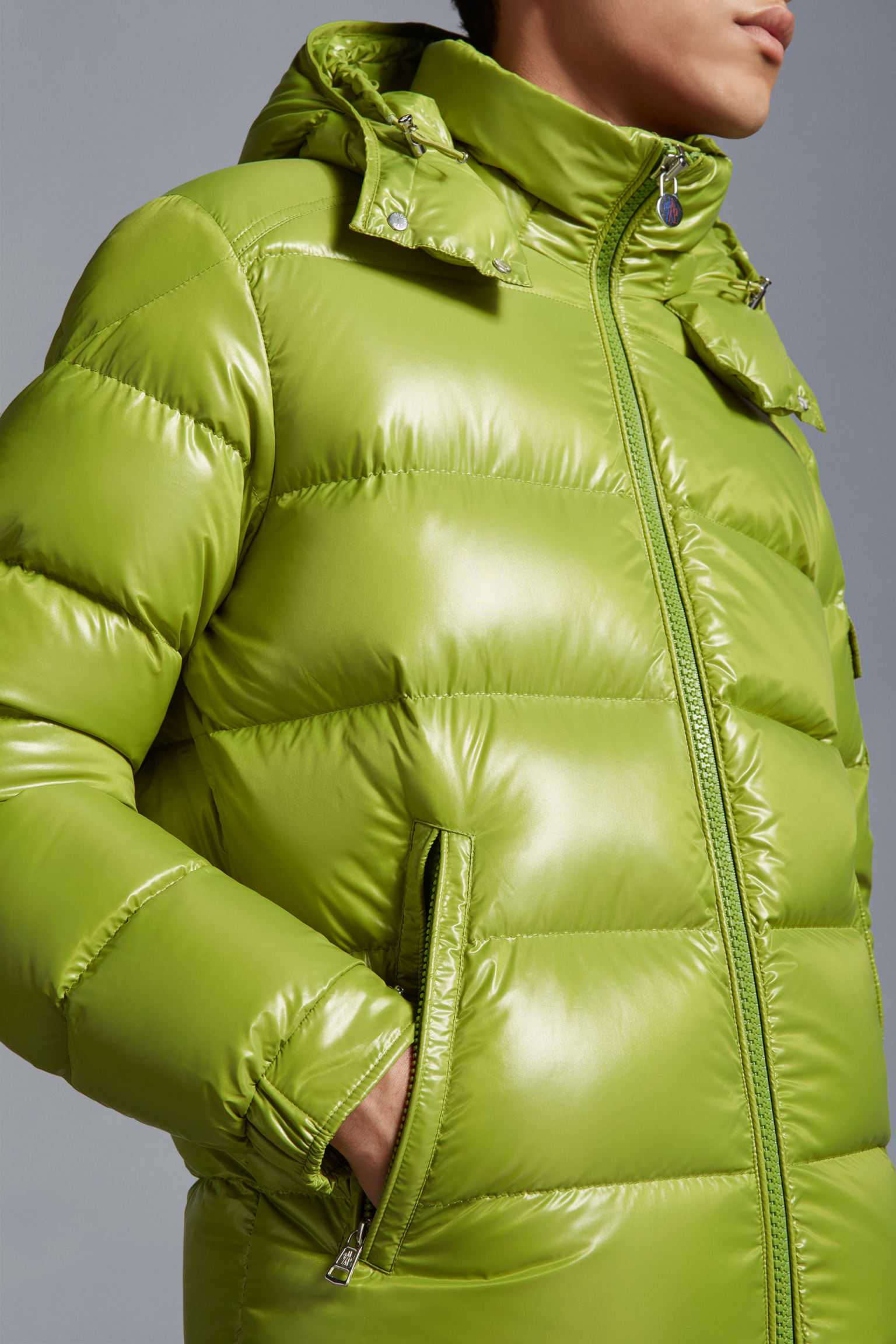 MAYA玛雅 苹果绿 [强] 人气臻品
Moncler Maya短款羽绒夹克是Moncler经典单品，造型款式具有强烈辨识度。采用漆面尼龙制成，，

材料工艺解析：
1⃣原版Nfc感应式防伪芯片
2⃣国标95%纯白鸭绒，市面独家使用顶级羽绒，绝不吹虚鹅绒等一系列的错误理解
3⃣ 面料: 100% 锦纶; 里料: 100% 锦纶 ，市面最顶级没有之一，一切遵照原版定制。
4⃣原代加工厂出品电镀五金，全部原厂定制，非市场各类复刻版
原装拉链头。可对比正品。
码数1 2 3 4 5 [强]