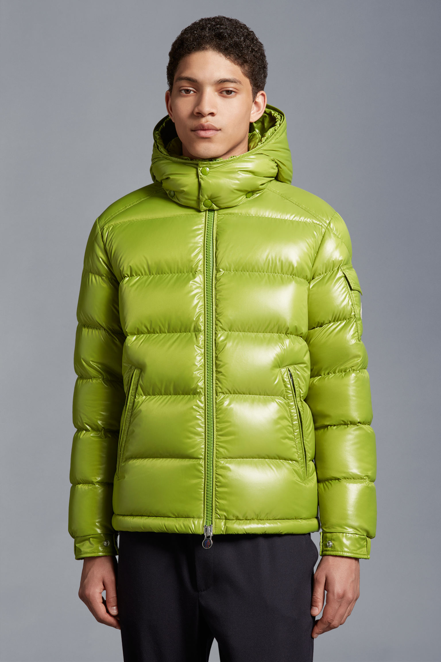 MAYA玛雅 苹果绿 [强] 人气臻品
Moncler Maya短款羽绒夹克是Moncler经典单品，造型款式具有强烈辨识度。采用漆面尼龙制成，，

材料工艺解析：
1⃣原版Nfc感应式防伪芯片
2⃣国标95%纯白鸭绒，市面独家使用顶级羽绒，绝不吹虚鹅绒等一系列的错误理解
3⃣ 面料: 100% 锦纶; 里料: 100% 锦纶 ，市面最顶级没有之一，一切遵照原版定制。
4⃣原代加工厂出品电镀五金，全部原厂定制，非市场各类复刻版
原装拉链头。可对比正品。
码数1 2 3 4 5 [强]