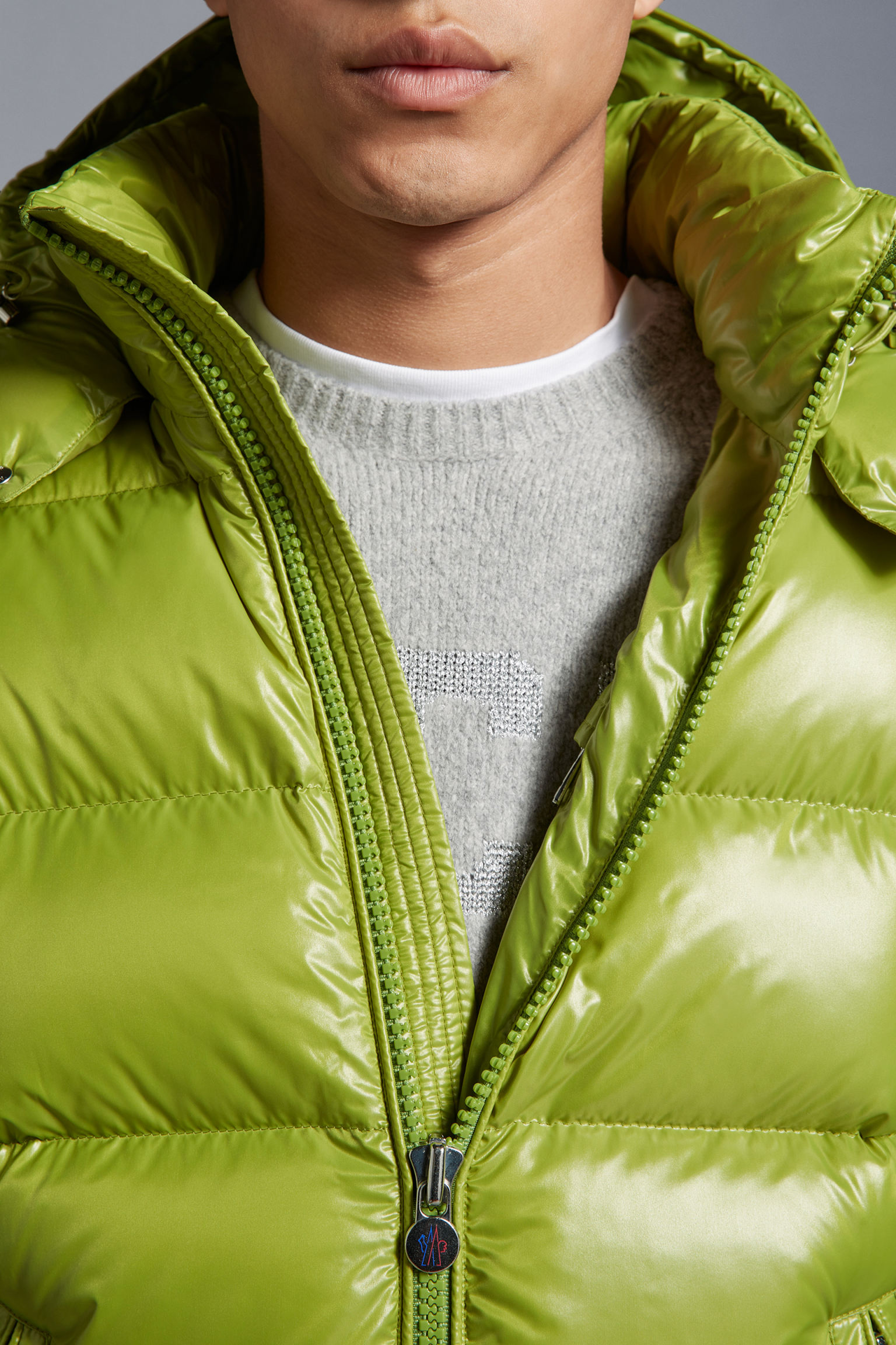 MAYA玛雅 苹果绿 [强] 人气臻品
Moncler Maya短款羽绒夹克是Moncler经典单品，造型款式具有强烈辨识度。采用漆面尼龙制成，，

材料工艺解析：
1⃣原版Nfc感应式防伪芯片
2⃣国标95%纯白鸭绒，市面独家使用顶级羽绒，绝不吹虚鹅绒等一系列的错误理解
3⃣ 面料: 100% 锦纶; 里料: 100% 锦纶 ，市面最顶级没有之一，一切遵照原版定制。
4⃣原代加工厂出品电镀五金，全部原厂定制，非市场各类复刻版
原装拉链头。可对比正品。
码数1 2 3 4 5 [强]