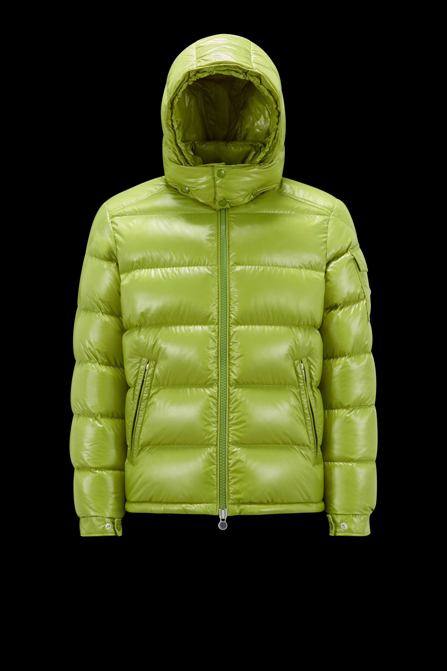 MAYA玛雅 苹果绿 [强] 人气臻品
Moncler Maya短款羽绒夹克是Moncler经典单品，造型款式具有强烈辨识度。采用漆面尼龙制成，，

材料工艺解析：
1⃣原版Nfc感应式防伪芯片
2⃣国标95%纯白鸭绒，市面独家使用顶级羽绒，绝不吹虚鹅绒等一系列的错误理解
3⃣ 面料: 100% 锦纶; 里料: 100% 锦纶 ，市面最顶级没有之一，一切遵照原版定制。
4⃣原代加工厂出品电镀五金，全部原厂定制，非市场各类复刻版
原装拉链头。可对比正品。
码数1 2 3 4 5 [强]