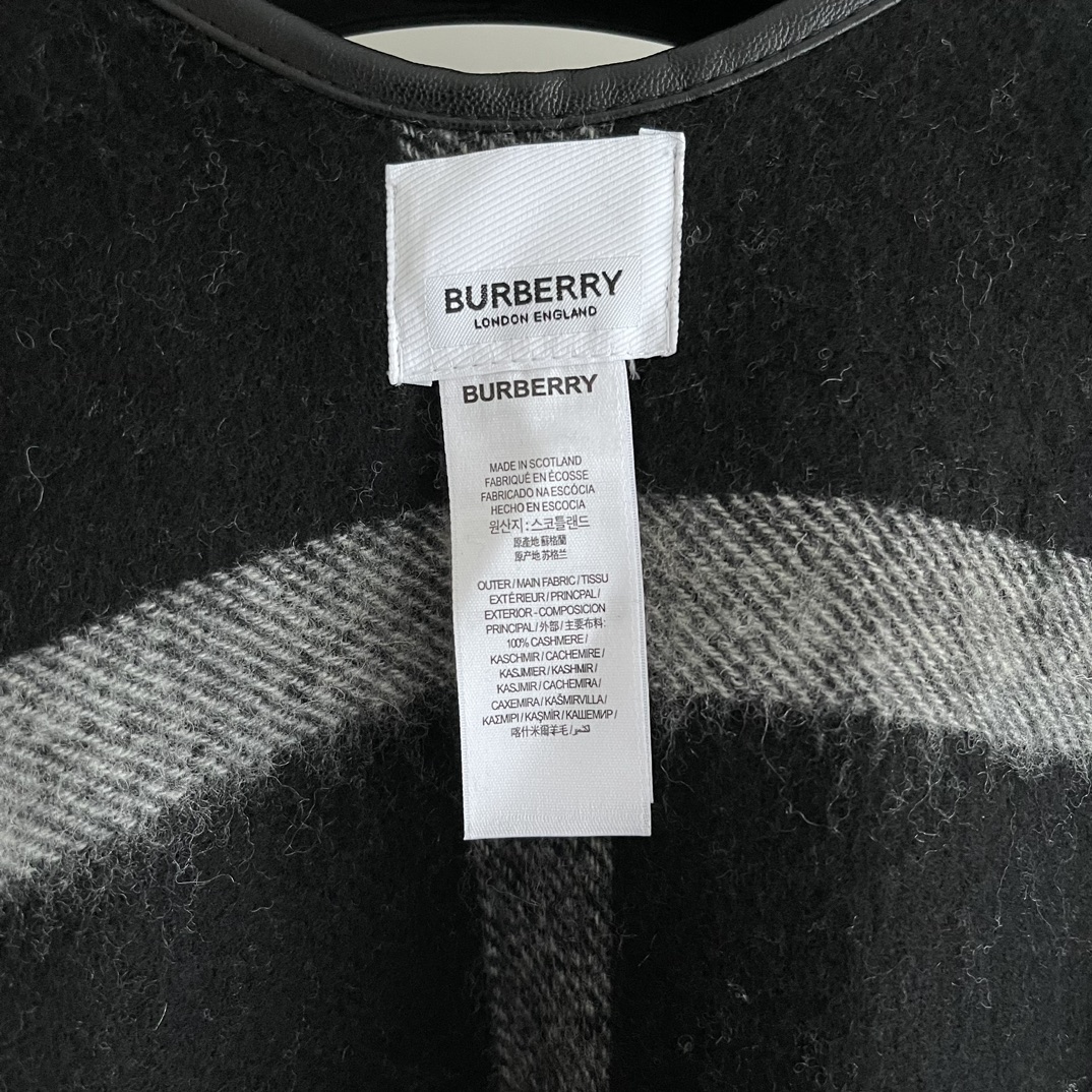 ️Burberry巴宝莉新品天鹅斗蓬！精选柔软羊绒面料打造搭配品牌大号格纹和新季艺术图案采用提花精纺工艺