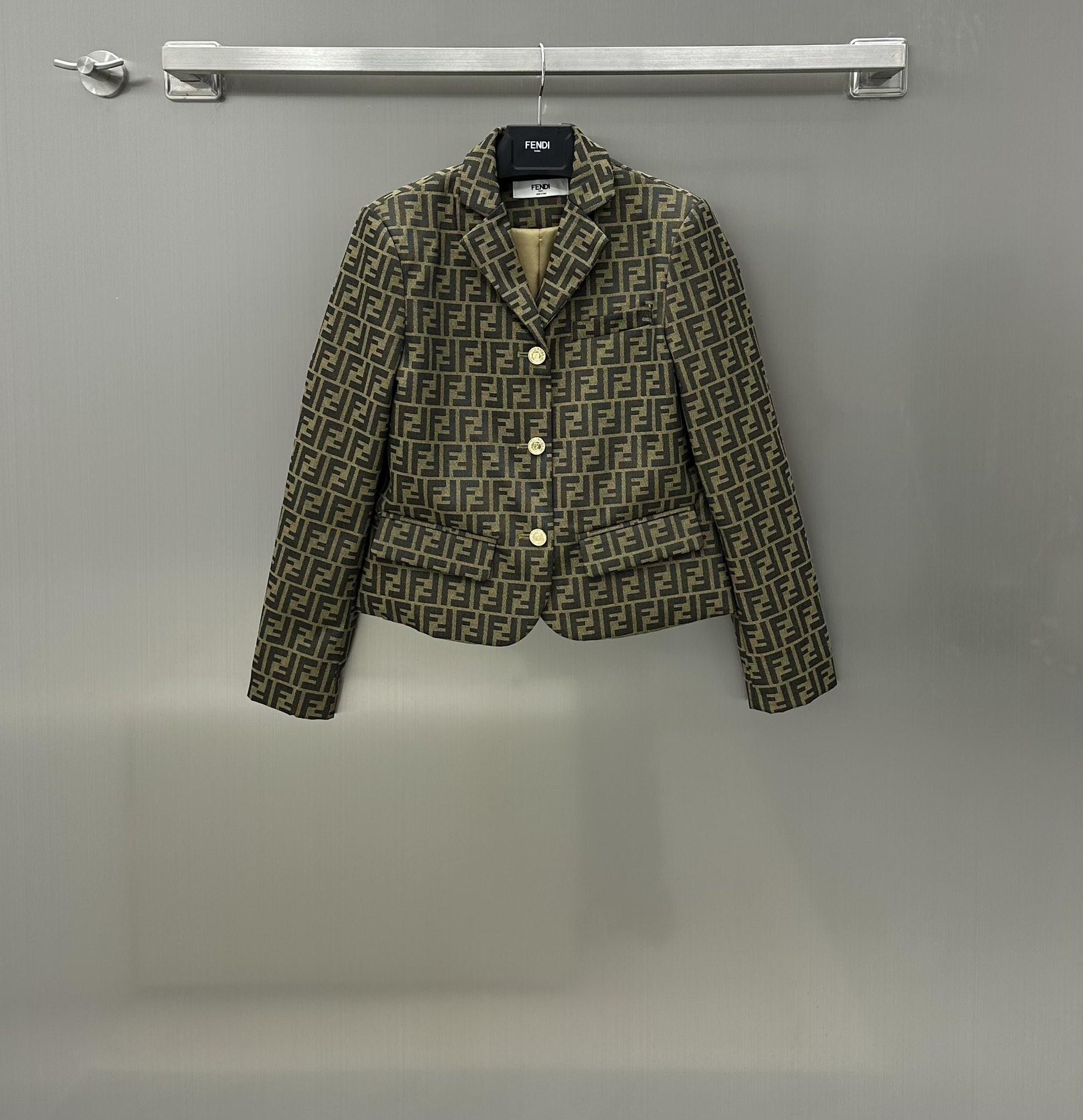 NO:696758,Fend* New arrivals. Short jacquard suit jacket, customized YB jacquard fabric. Crisp and stylish texture. Small suit cut with lapel. Jacquard logo printed all over. High-end fashion. Customized YB hardware. Golden brown elegant temperament. Dark blue high-end and calm. The upper body is noble and aura. It is a great item to make you taller and slimmer. It is definitely a versatile item in autumn and winter. Small suit. High version 2 colors, fendi, jackets & coats, business suit,19860909Fend* 新品上架短款提花西装外套定制YB提花面料 质感挺括有型 翻领小单西剪裁 满印提花Logo 高级时髦 定制YB五金 金棕色气质优雅 深蓝色高级沉稳 上身显贵显气场 显高显瘦绝佳单品 绝对是秋冬百搭单品小西装 高版本2色,,fendi,jackets & coats,business suit,,Women's clothing