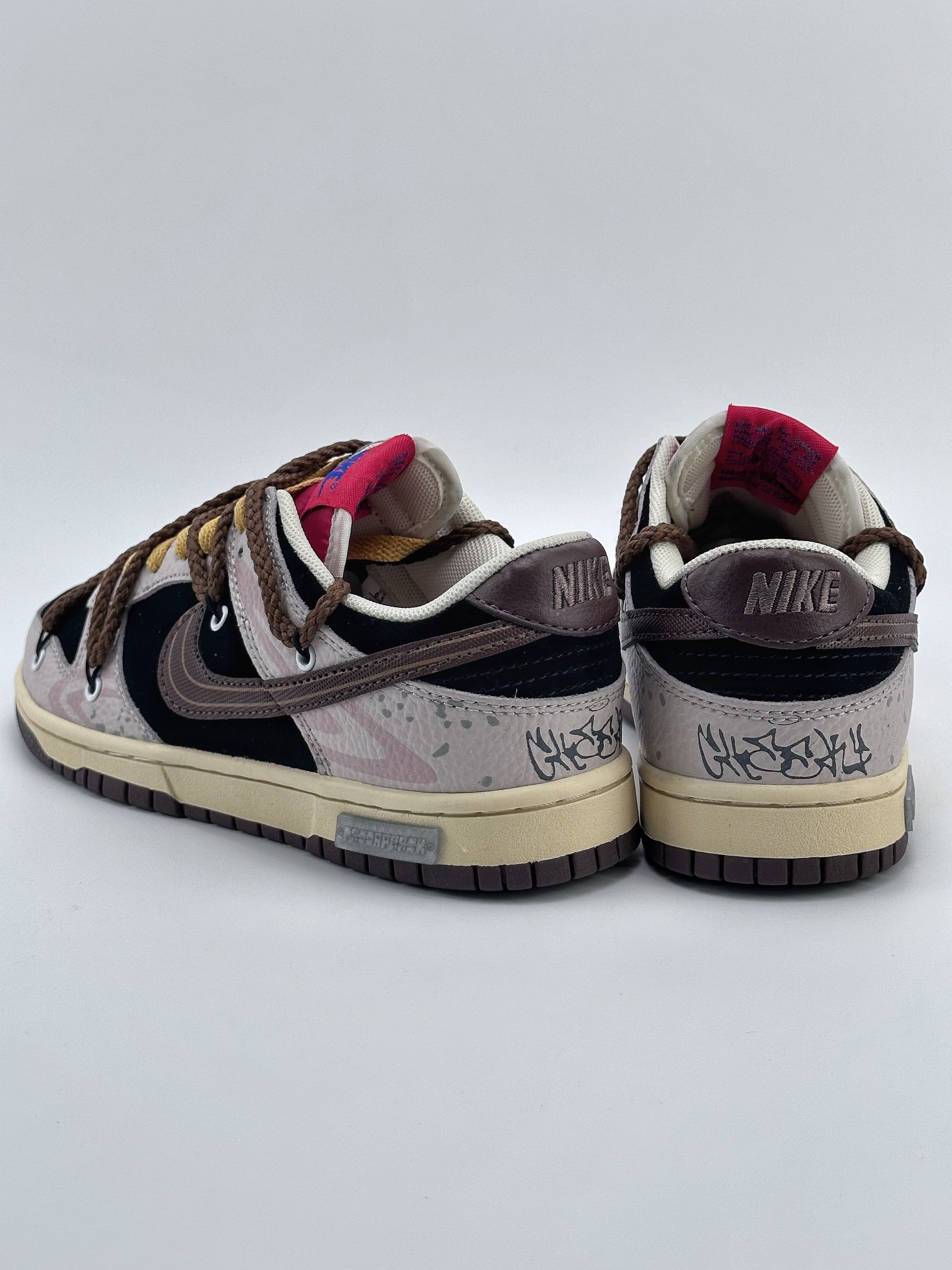 NIKE SB Dunk Low Panda Prank Street Graffiti DR9704-200