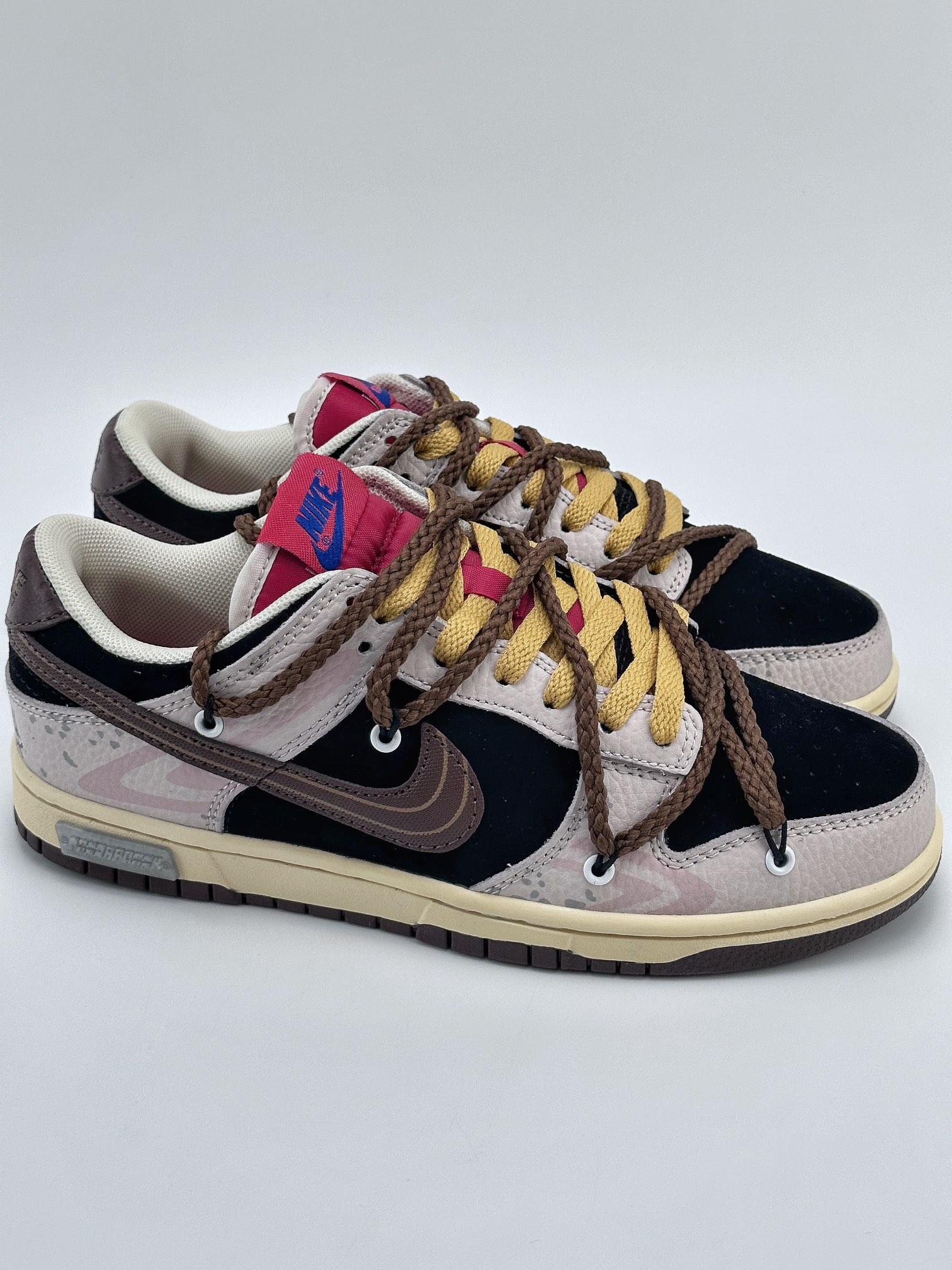 NIKE SB Dunk Low Panda Prank Street Graffiti DR9704-200