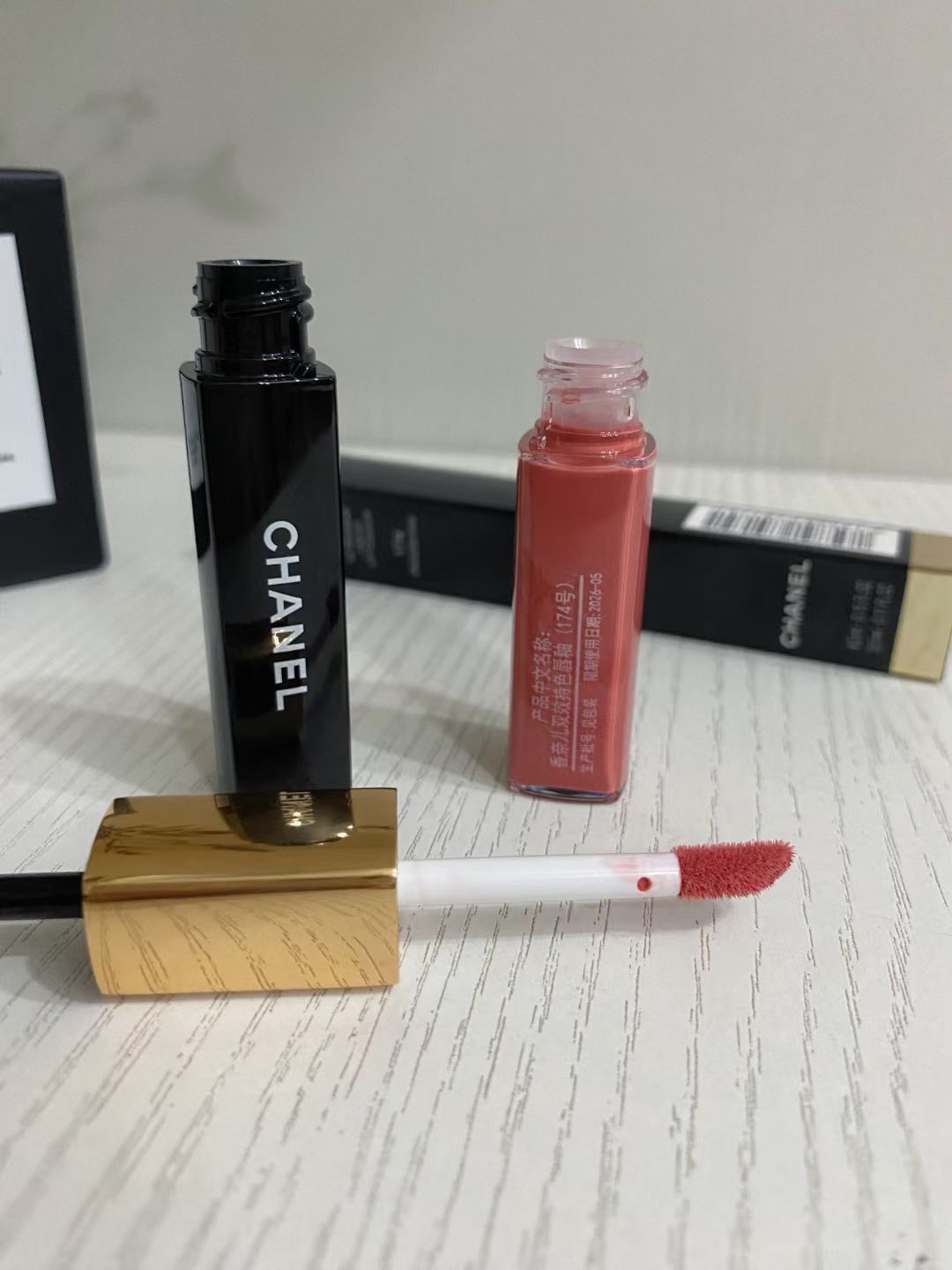 70。香奈儿双效持色唇釉
🔜 高质量❗️1⃣4️⃣色: 40#，47#，48#，54#，69#，154＃，174#，176#，182#，186#，188#，192#，194#，196#。

【新增色号】香奈儿双效持色双头唇釉
4.5ml+3.5ml正装
​色号：40+47+48+54+69+154+174
176+182+​186+188+192+194+196