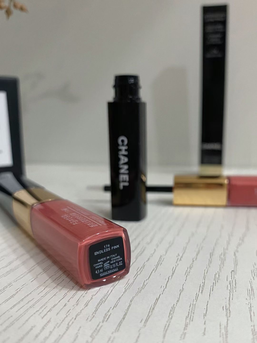 70。香奈儿双效持色唇釉
🔜 高质量❗️1⃣4️⃣色: 40#，47#，48#，54#，69#，154＃，174#，176#，182#，186#，188#，192#，194#，196#。

【新增色号】香奈儿双效持色双头唇釉
4.5ml+3.5ml正装
​色号：40+47+48+54+69+154+174
176+182+​186+188+192+194+196