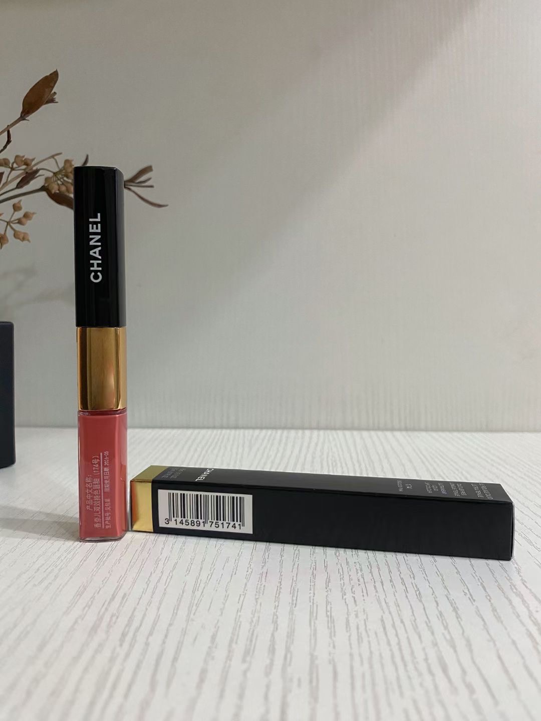 70。香奈儿双效持色唇釉
🔜 高质量❗️1⃣4️⃣色: 40#，47#，48#，54#，69#，154＃，174#，176#，182#，186#，188#，192#，194#，196#。

【新增色号】香奈儿双效持色双头唇釉
4.5ml+3.5ml正装
​色号：40+47+48+54+69+154+174
176+182+​186+188+192+194+196