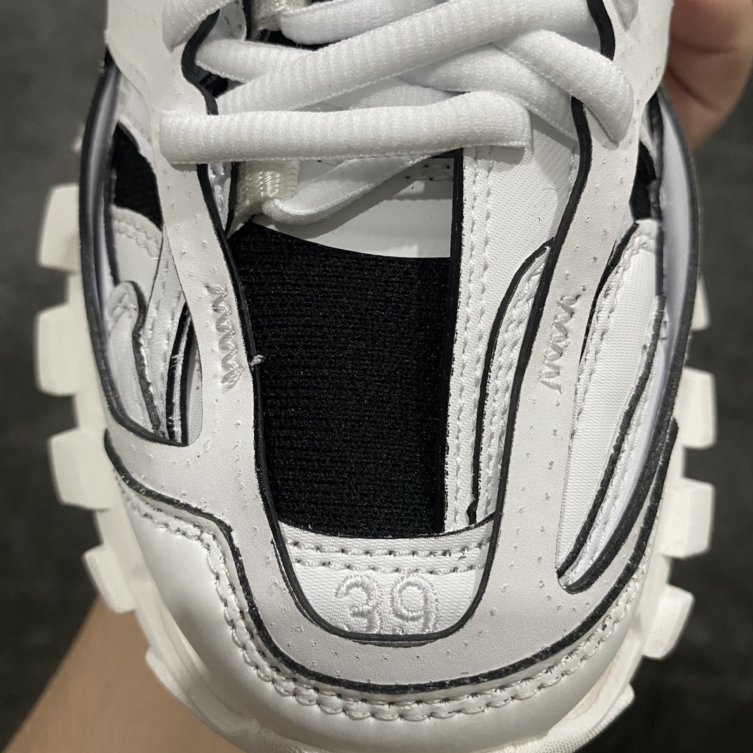 图片[4]-【VG版本】Balenciaga Track Sock 巴黎世家三代飞织 户外概念复古老爹鞋 白黑 新晋外贸大厂VG版本出品 原厂档案开发 鞋身从之前网布改成编织面，内衬从以前的海绵内衬改成跟袜子鞋一样的材质，每一片材料做到跟原厂一样的油边处理工艺，不管是从外观，跟内在都跟原鞋做到一比一 从里到外 最大尺度还原官方ZP 尺码：35 36 37 38 39 40 41 42 43 44 45 46-选品中心