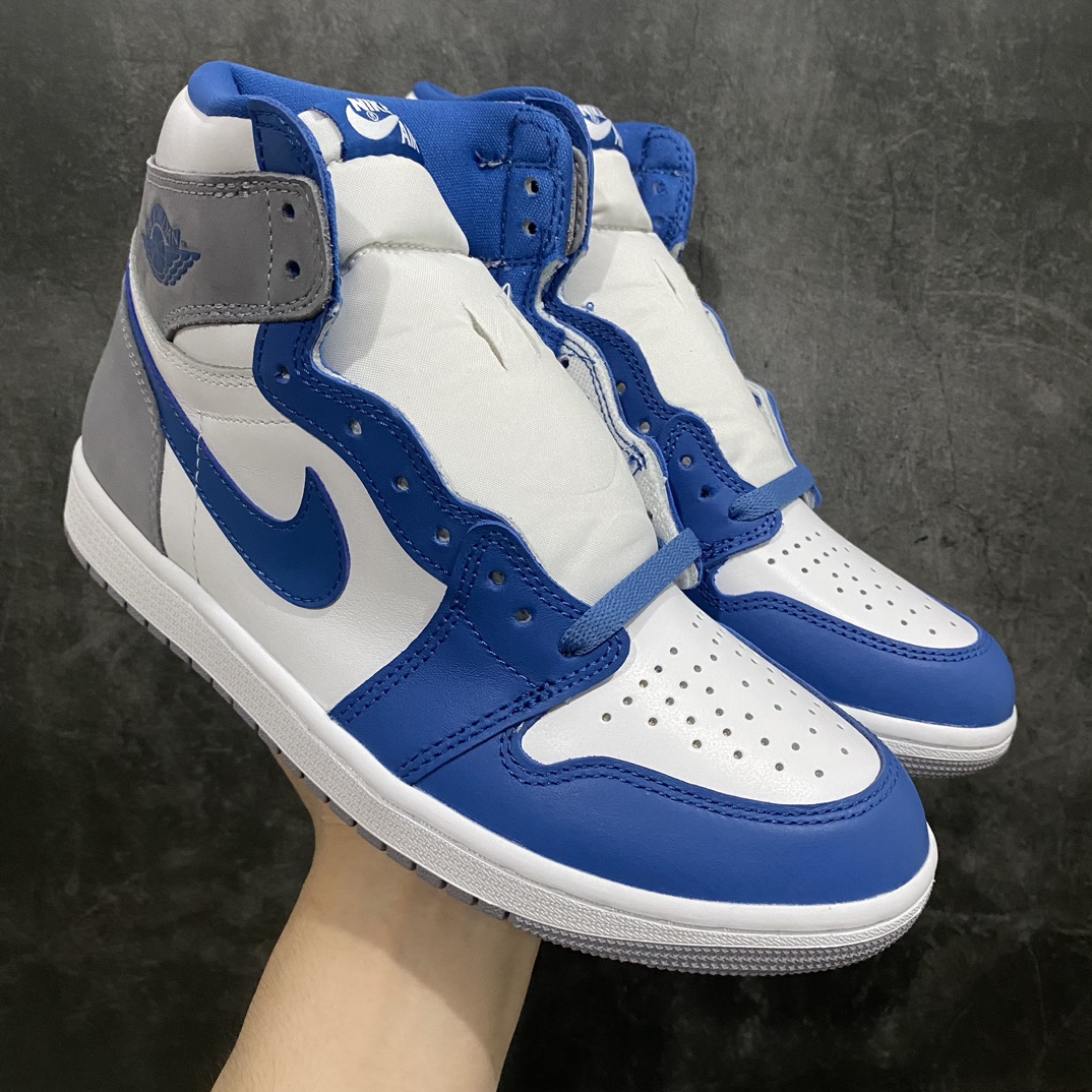 【莞产裁片】Air Jordan 1 High OG “Ture Blue”AJ1蓝白 真蓝nn与市场各大代号纯原绝对的区分品质‼️n莞产代工厂出品 细节 材料 工艺天花板级别n侧面看鞋型 怎么看都舒服 后跟驼背微微自然前倾n后跟收腰定型完美流畅 鞋口反口V字形定型相当到位n市场各大纯原版本 很难做到这样‼️n排气孔 鞋带口冲孔 皮料裁剪清洁度超高 无任何瑕疵n灵魂勾子稍微内收 做的超级完美目前市场任何一个版本都做不到这样好的勾子‼️n皮料均采用原厂皮料 看实拍细节图 皮纹肉眼可见的细腻‼️n大底纹路 车线 印刷 飞翼 中底 背胶n公司工艺无需多言 碾压各路复刻n入了正品朋友不妨自行对比  尺码  40.5 41 42 42.5 43 44 44.5 45 46 47.5-莆田鞋批发中心