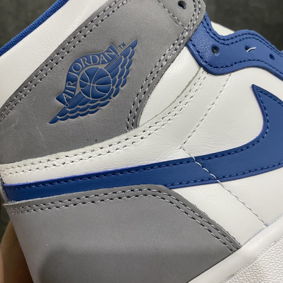 图片[2]-【莞产裁片】Air Jordan 1 High OG “Ture Blue”AJ1蓝白 真蓝nn与市场各大代号纯原绝对的区分品质‼️n莞产代工厂出品 细节 材料 工艺天花板级别n侧面看鞋型 怎么看都舒服 后跟驼背微微自然前倾n后跟收腰定型完美流畅 鞋口反口V字形定型相当到位n市场各大纯原版本 很难做到这样‼️n排气孔 鞋带口冲孔 皮料裁剪清洁度超高 无任何瑕疵n灵魂勾子稍微内收 做的超级完美目前市场任何一个版本都做不到这样好的勾子‼️n皮料均采用原厂皮料 看实拍细节图 皮纹肉眼可见的细腻‼️n大底纹路 车线 印刷 飞翼 中底 背胶n公司工艺无需多言 碾压各路复刻n入了正品朋友不妨自行对比  尺码  40.5 41 42 42.5 43 44 44.5 45 46 47.5-莆田鞋批发中心