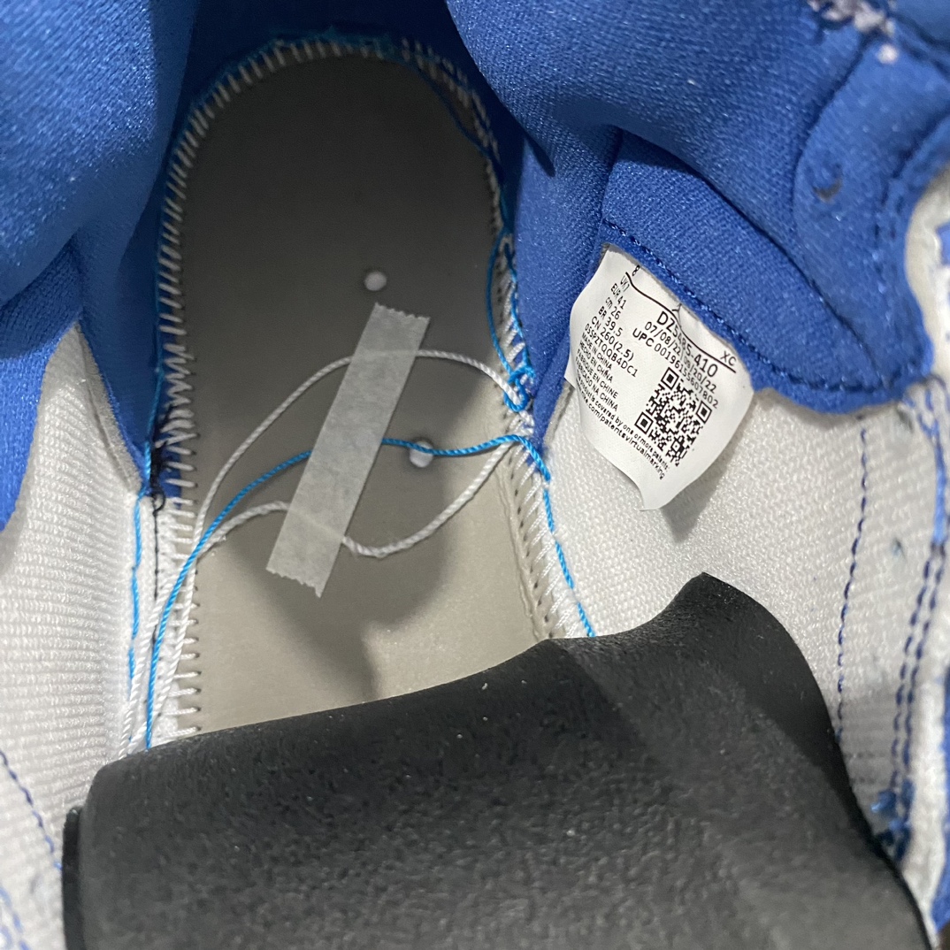 图片[8]-【莞产裁片】Air Jordan 1 High OG “Ture Blue”AJ1蓝白 真蓝nn与市场各大代号纯原绝对的区分品质‼️n莞产代工厂出品 细节 材料 工艺天花板级别n侧面看鞋型 怎么看都舒服 后跟驼背微微自然前倾n后跟收腰定型完美流畅 鞋口反口V字形定型相当到位n市场各大纯原版本 很难做到这样‼️n排气孔 鞋带口冲孔 皮料裁剪清洁度超高 无任何瑕疵n灵魂勾子稍微内收 做的超级完美目前市场任何一个版本都做不到这样好的勾子‼️n皮料均采用原厂皮料 看实拍细节图 皮纹肉眼可见的细腻‼️n大底纹路 车线 印刷 飞翼 中底 背胶n公司工艺无需多言 碾压各路复刻n入了正品朋友不妨自行对比  尺码  40.5 41 42 42.5 43 44 44.5 45 46 47.5-莆田鞋批发中心