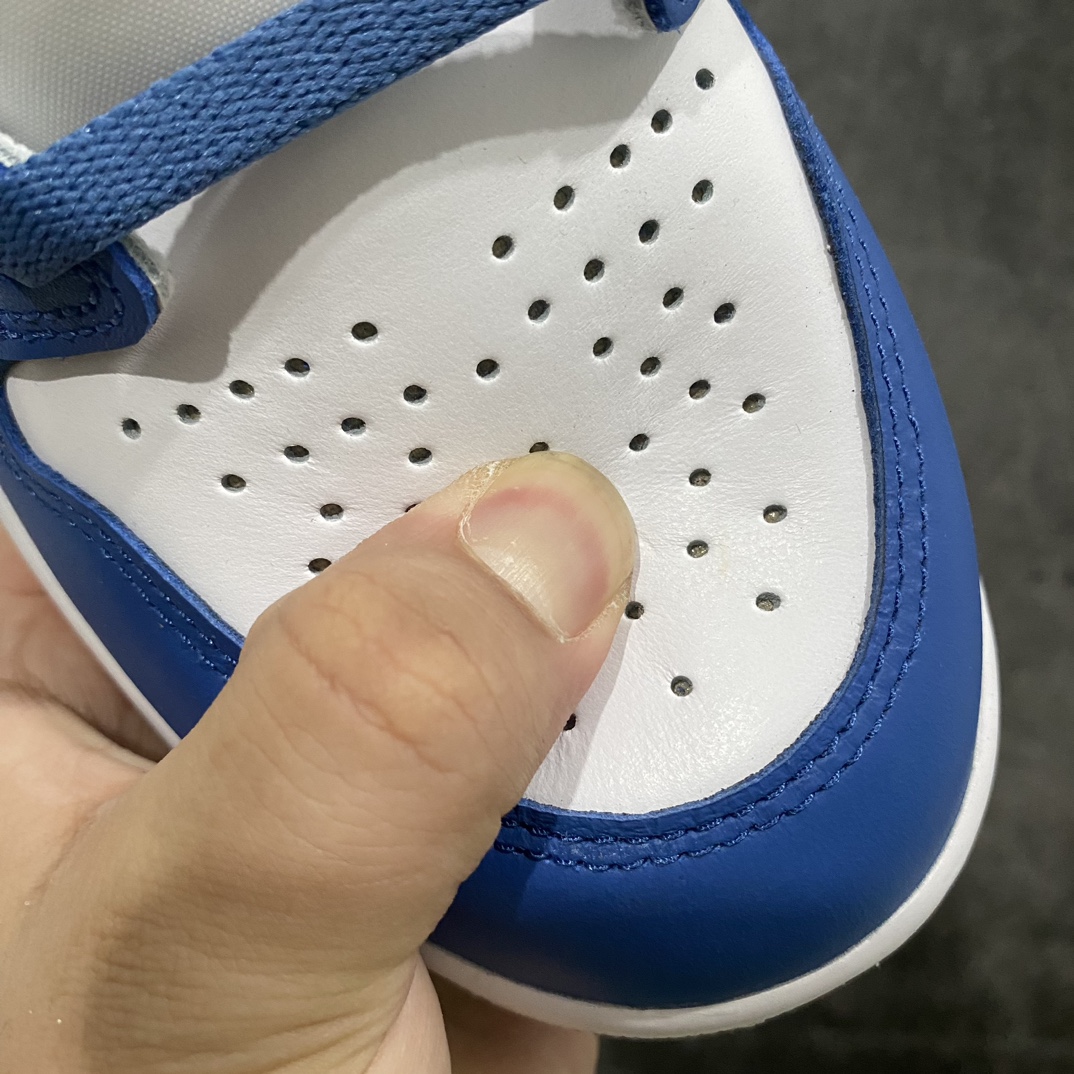 图片[5]-【莞产裁片】Air Jordan 1 High OG “Ture Blue”AJ1蓝白 真蓝nn与市场各大代号纯原绝对的区分品质‼️n莞产代工厂出品 细节 材料 工艺天花板级别n侧面看鞋型 怎么看都舒服 后跟驼背微微自然前倾n后跟收腰定型完美流畅 鞋口反口V字形定型相当到位n市场各大纯原版本 很难做到这样‼️n排气孔 鞋带口冲孔 皮料裁剪清洁度超高 无任何瑕疵n灵魂勾子稍微内收 做的超级完美目前市场任何一个版本都做不到这样好的勾子‼️n皮料均采用原厂皮料 看实拍细节图 皮纹肉眼可见的细腻‼️n大底纹路 车线 印刷 飞翼 中底 背胶n公司工艺无需多言 碾压各路复刻n入了正品朋友不妨自行对比  尺码  40.5 41 42 42.5 43 44 44.5 45 46 47.5-莆田鞋批发中心