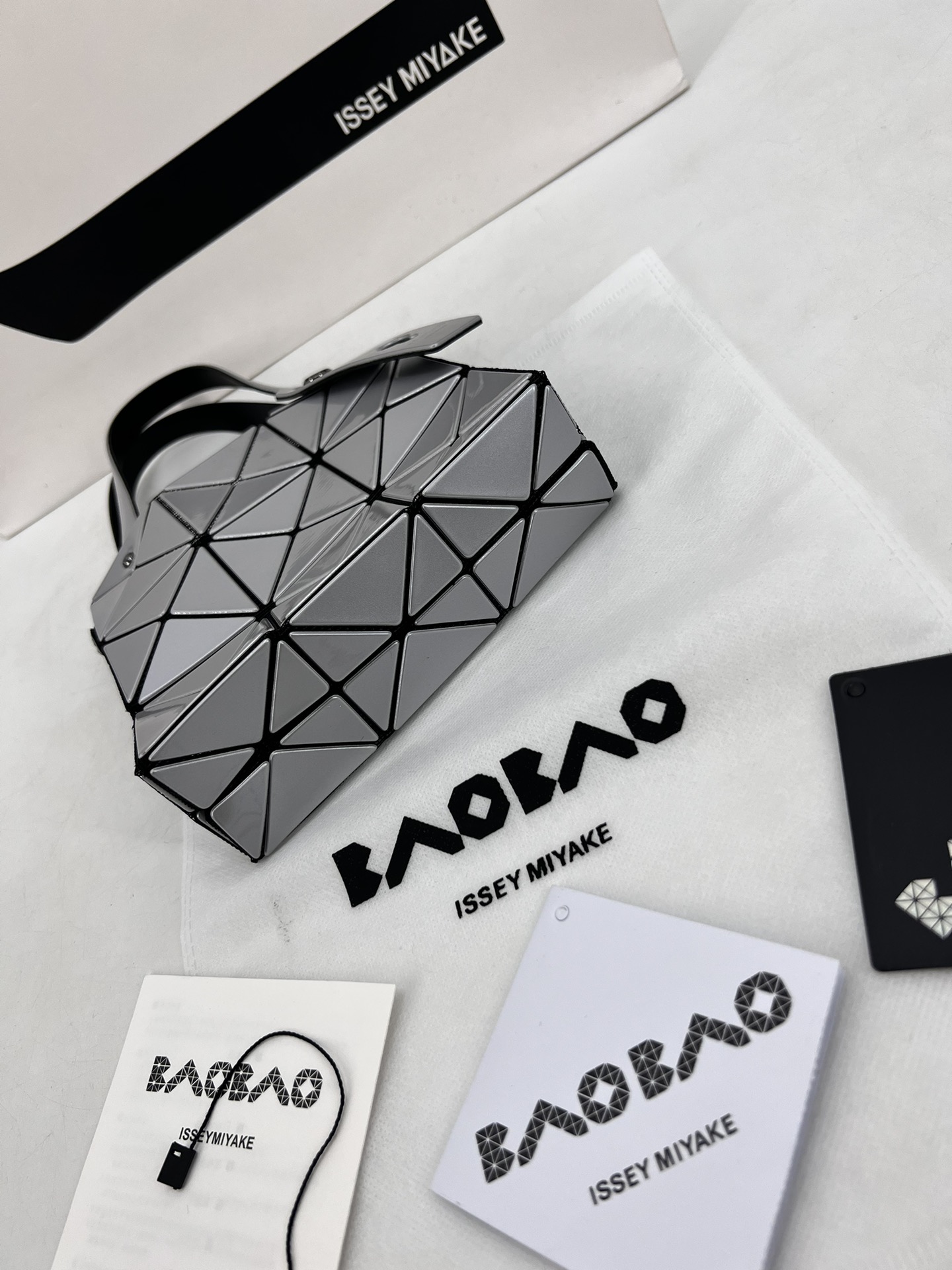 Issey Miyake ～三宅一生 9月新款钻石方盒包大小号 新系列CARAT让人想起宝石的雕刻切割
