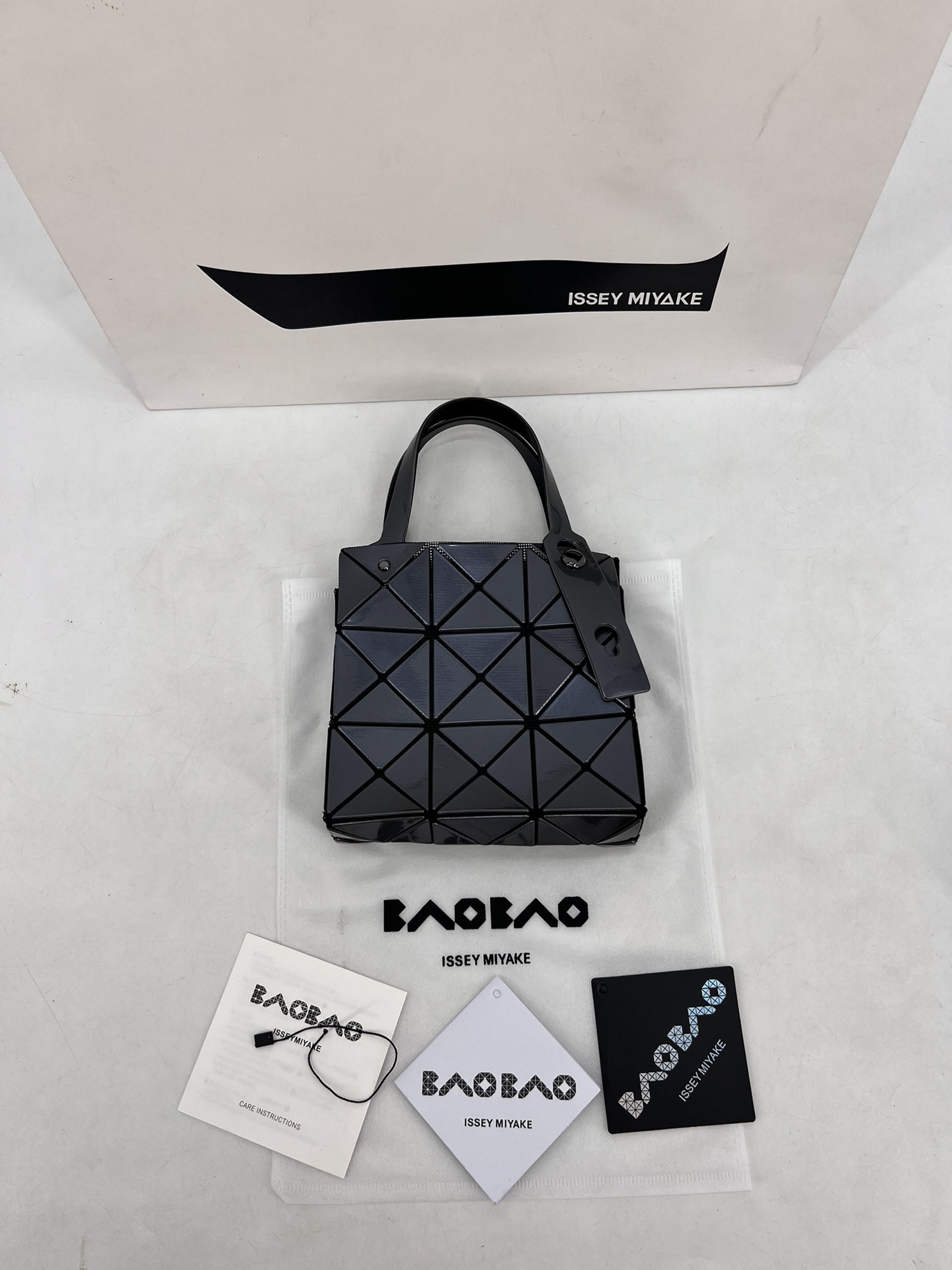 Issey Miyake ～三宅一生 9月新款钻石方盒包大小号 新系列CARAT让人想起宝石的雕刻切割
