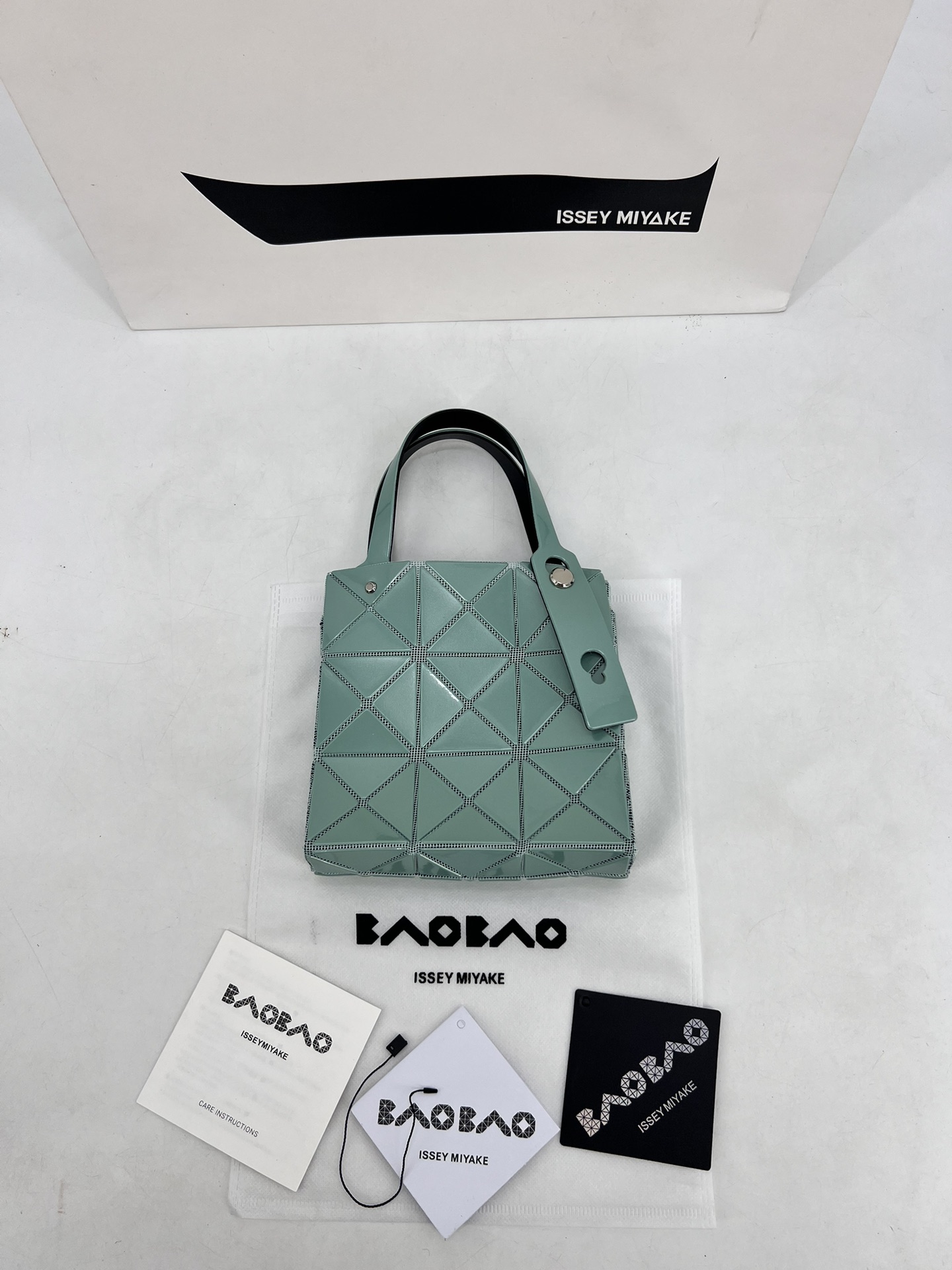 Issey Miyake ～三宅一生 9月新款钻石方盒包大小号 新系列CARAT让人想起宝石的雕刻切割
