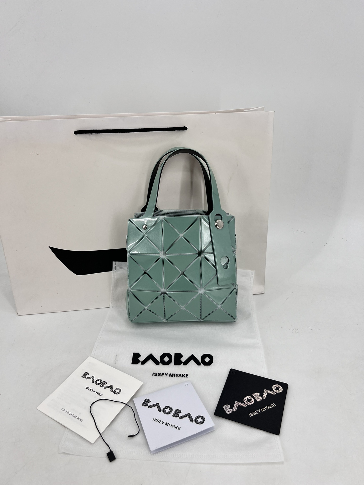 Issey Miyake ～三宅一生 9月新款钻石方盒包大小号 新系列CARAT让人想起宝石的雕刻切割