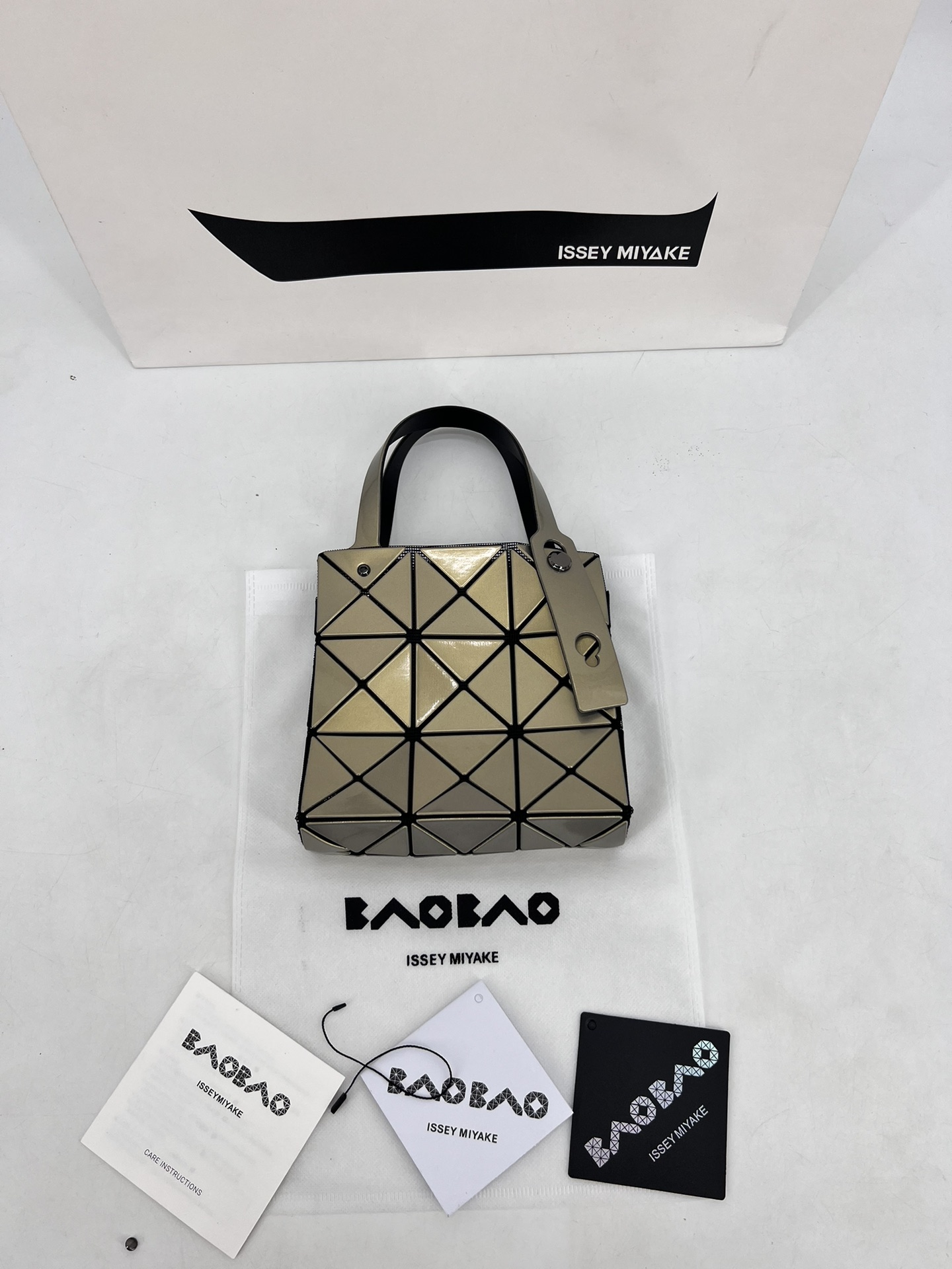 Issey Miyake ～三宅一生 9月新款钻石方盒包大小号 新系列CARAT让人想起宝石的雕刻切割