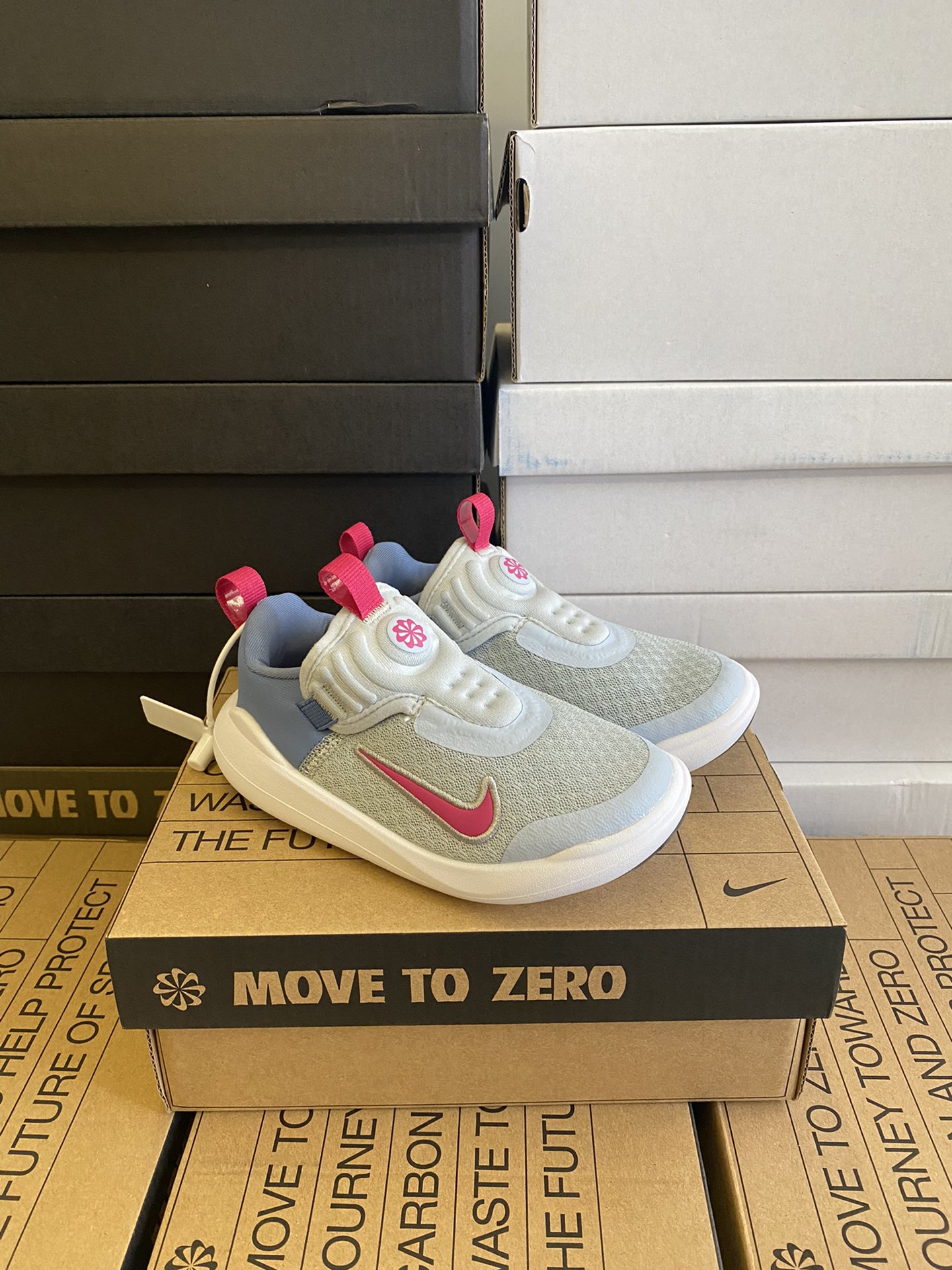 春夏新款NK E赤足系列一脚蹬轻便缓震儿童运动鞋 尺码：24-37码 E赤足系列，升级网面透气舒适☁️ 升级橡胶耐磨防滑大底，脚感更舒适✔️ 松紧带一脚蹬设计，穿脱快人一步✌🏻 精致刺绣LOGO，简约时髦又洋气✨-选品中心