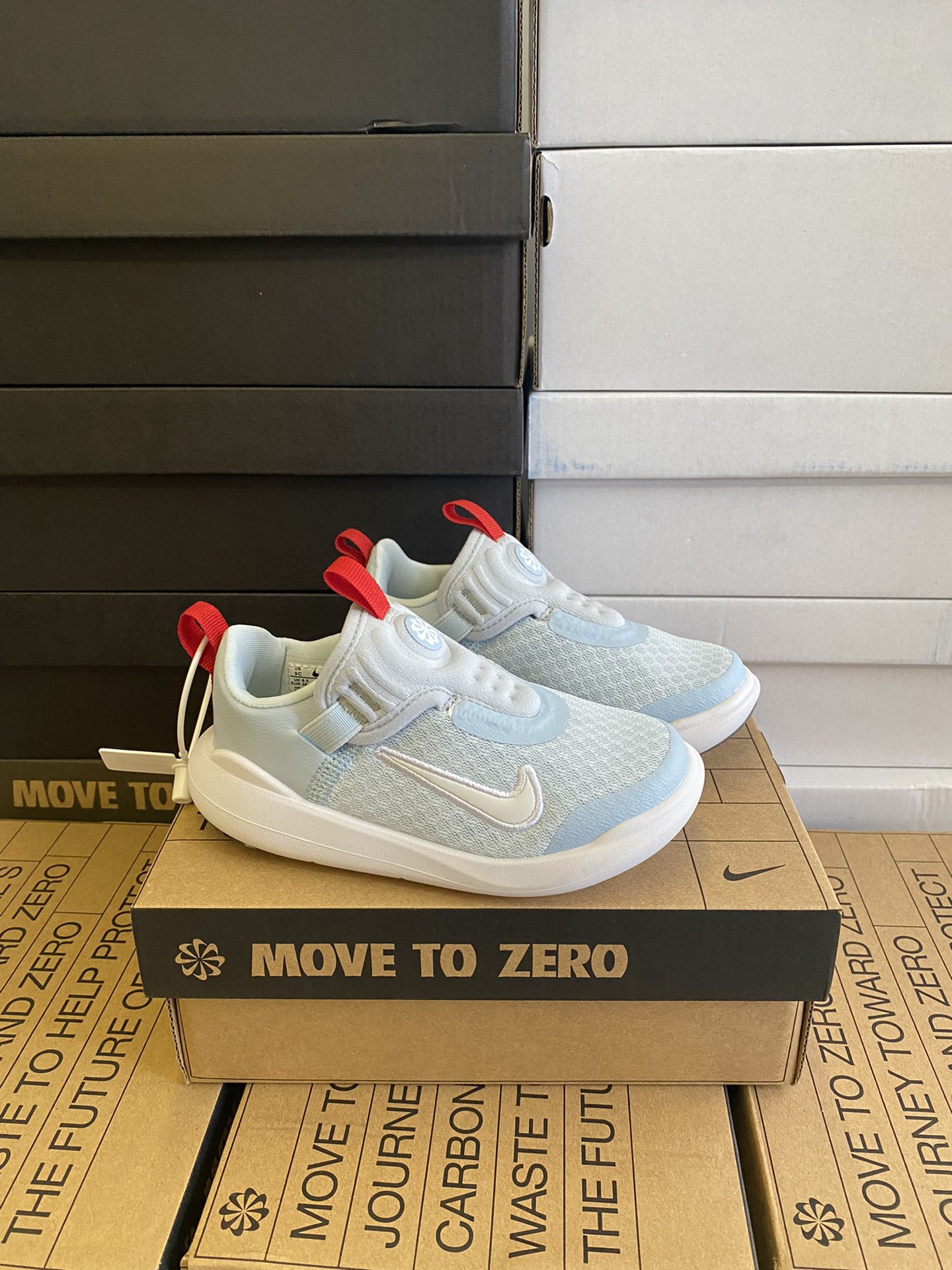 图片[5]-春夏新款NK E赤足系列一脚蹬轻便缓震儿童运动鞋 尺码：24-37码 E赤足系列，升级网面透气舒适☁️ 升级橡胶耐磨防滑大底，脚感更舒适✔️ 松紧带一脚蹬设计，穿脱快人一步✌🏻 精致刺绣LOGO，简约时髦又洋气✨-选品中心