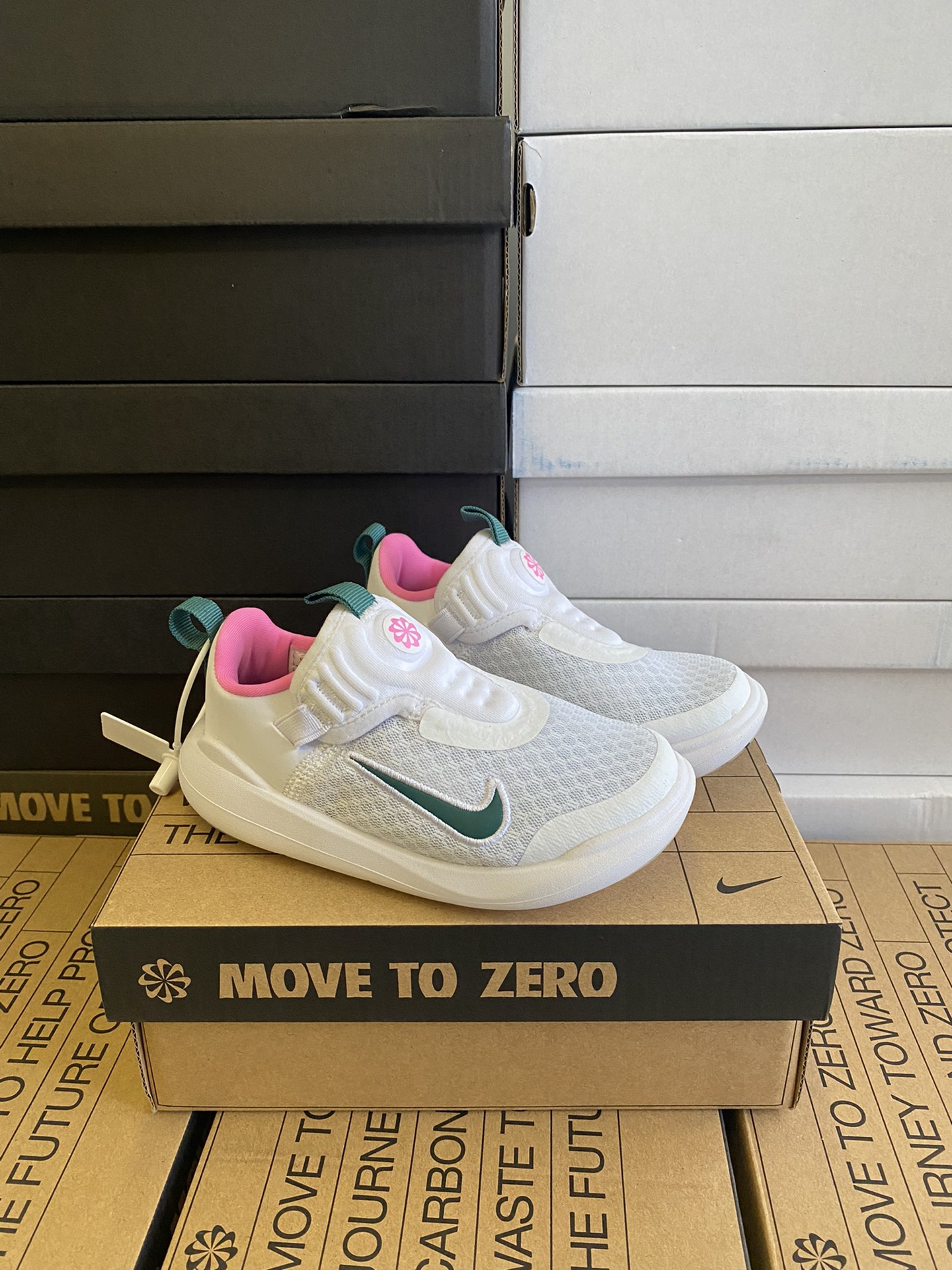 图片[4]-春夏新款NK E赤足系列一脚蹬轻便缓震儿童运动鞋 尺码：24-37码 E赤足系列，升级网面透气舒适☁️ 升级橡胶耐磨防滑大底，脚感更舒适✔️ 松紧带一脚蹬设计，穿脱快人一步✌🏻 精致刺绣LOGO，简约时髦又洋气✨-选品中心