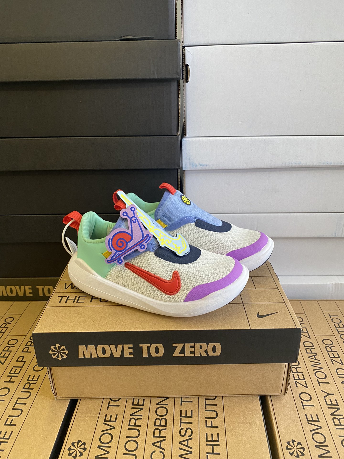 图片[3]-春夏新款NK E赤足系列一脚蹬轻便缓震儿童运动鞋 尺码：24-37码 E赤足系列，升级网面透气舒适☁️ 升级橡胶耐磨防滑大底，脚感更舒适✔️ 松紧带一脚蹬设计，穿脱快人一步✌🏻 精致刺绣LOGO，简约时髦又洋气✨-选品中心