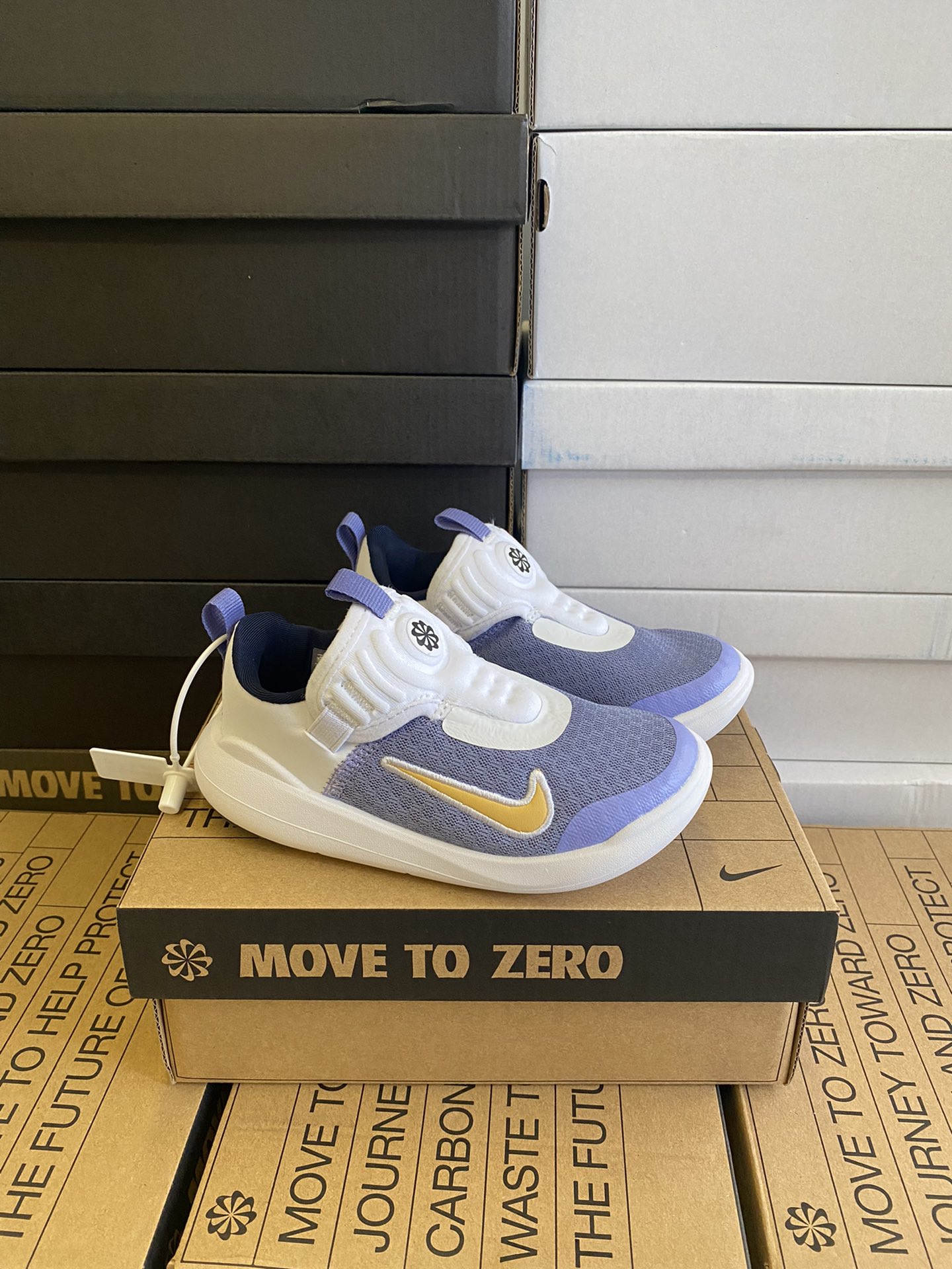 图片[7]-春夏新款NK E赤足系列一脚蹬轻便缓震儿童运动鞋 尺码：24-37码 E赤足系列，升级网面透气舒适☁️ 升级橡胶耐磨防滑大底，脚感更舒适✔️ 松紧带一脚蹬设计，穿脱快人一步✌🏻 精致刺绣LOGO，简约时髦又洋气✨-选品中心