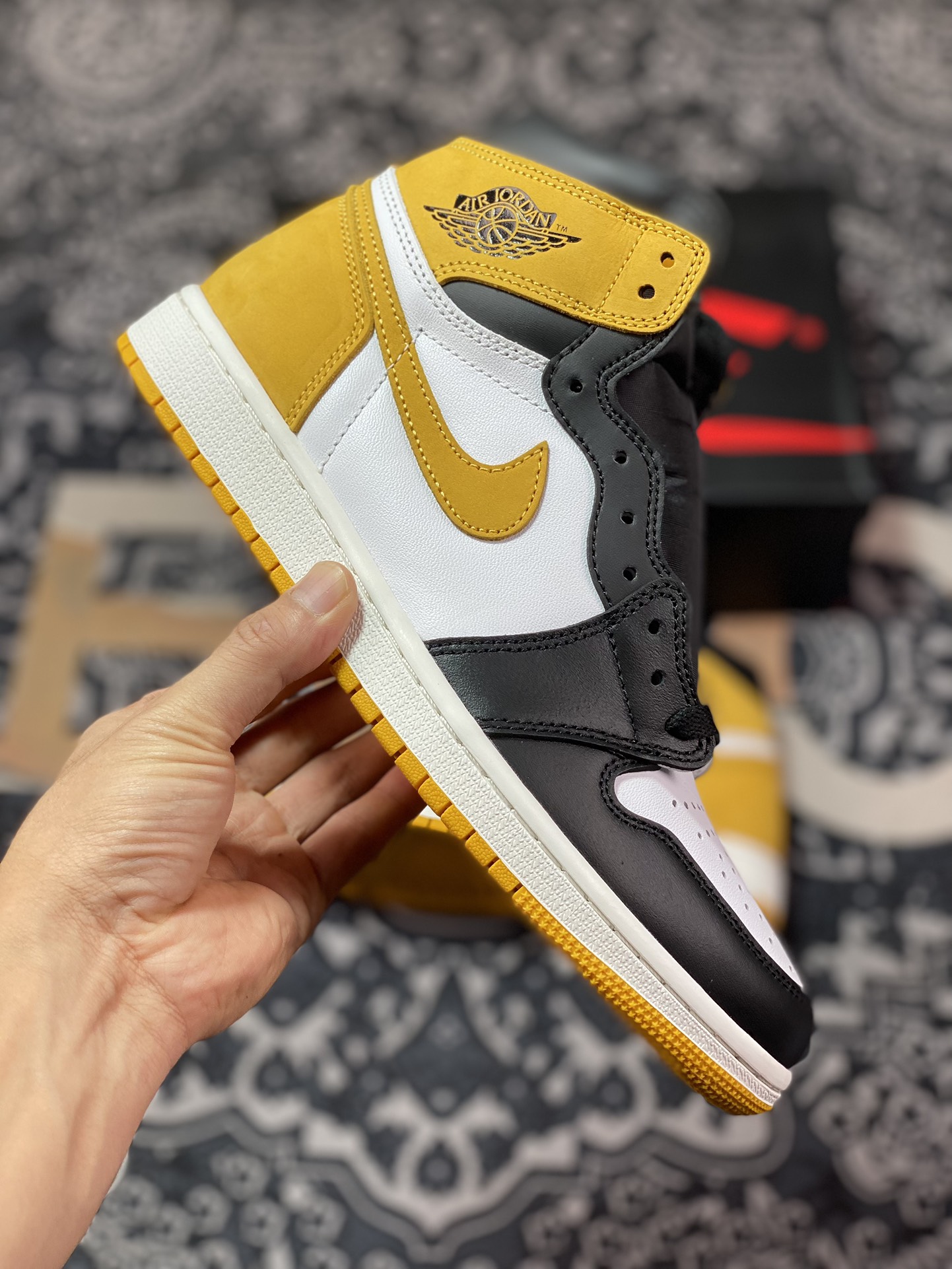 Air Jordan AJ1 Retro 六冠王黑黄脚趾 555088-109