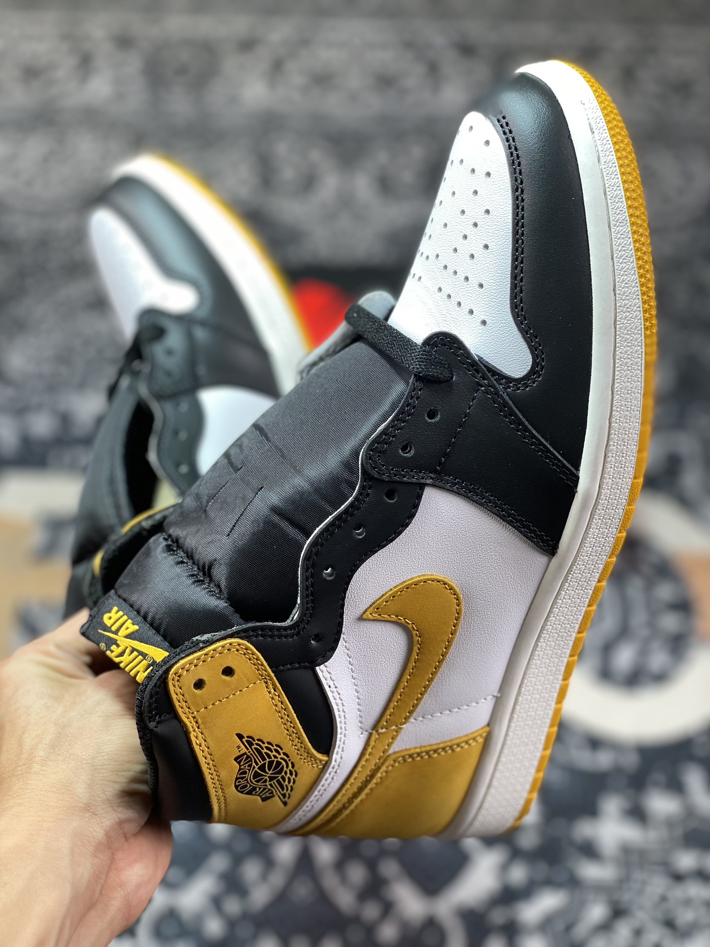 Air Jordan AJ1 Retro 六冠王黑黄脚趾 555088-109