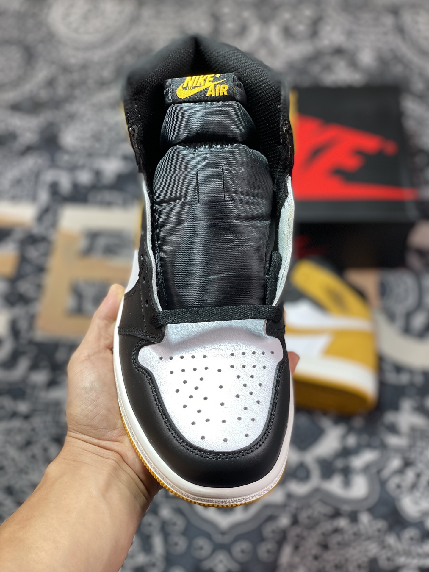 Air Jordan AJ1 Retro 六冠王黑黄脚趾 555088-109