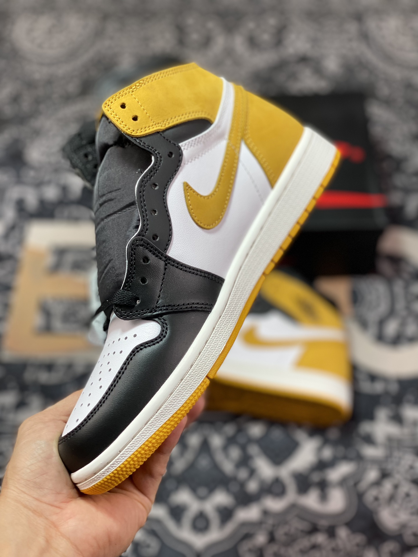 Air Jordan AJ1 Retro 六冠王黑黄脚趾 555088-109