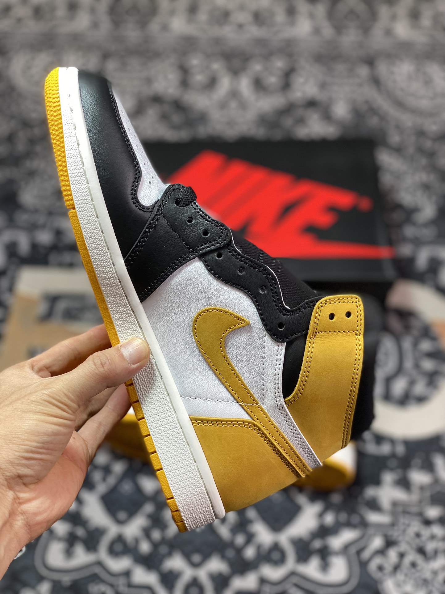 Air Jordan AJ1 Retro 六冠王黑黄脚趾 555088-109